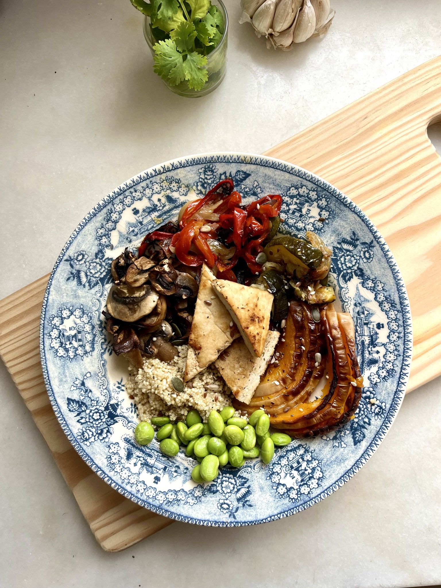 Bowl de tofu e legumes assados