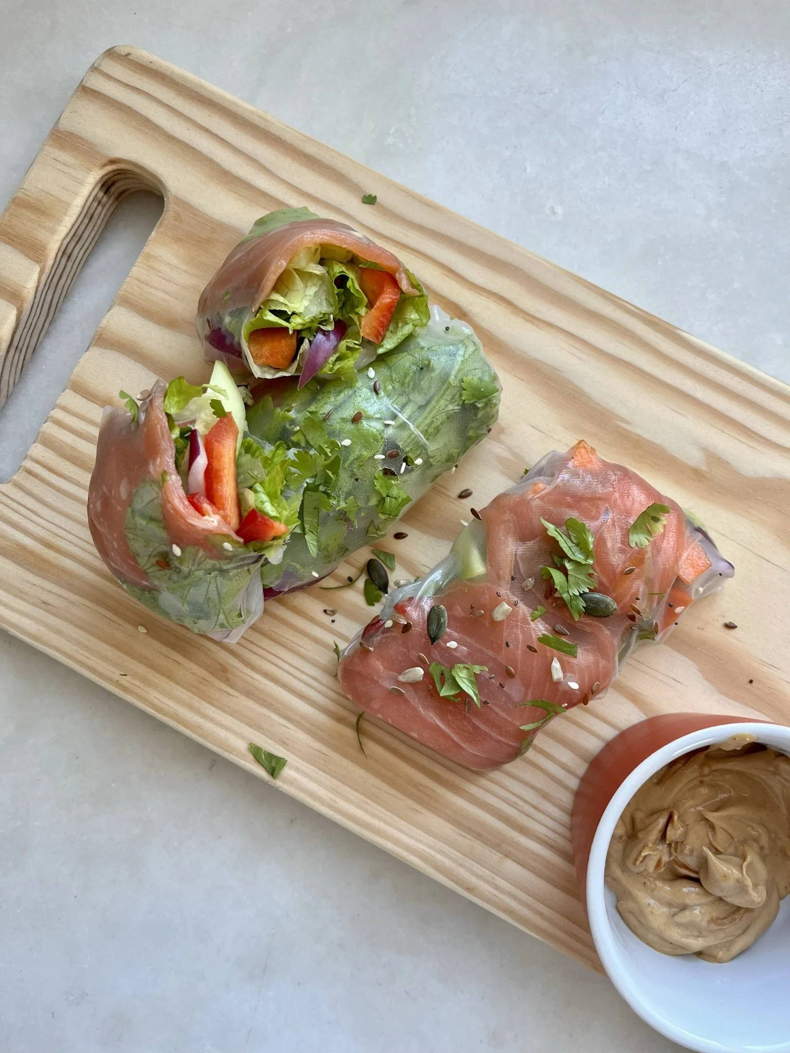 Rolos vietnamitas de legumes e salmão fumado