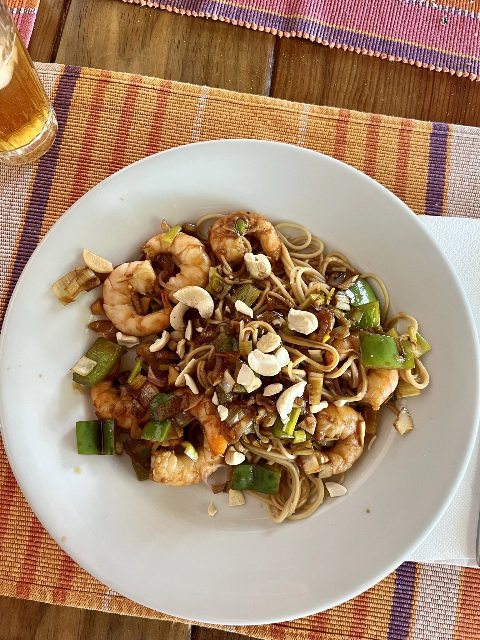 Noodles com legumes e camarão