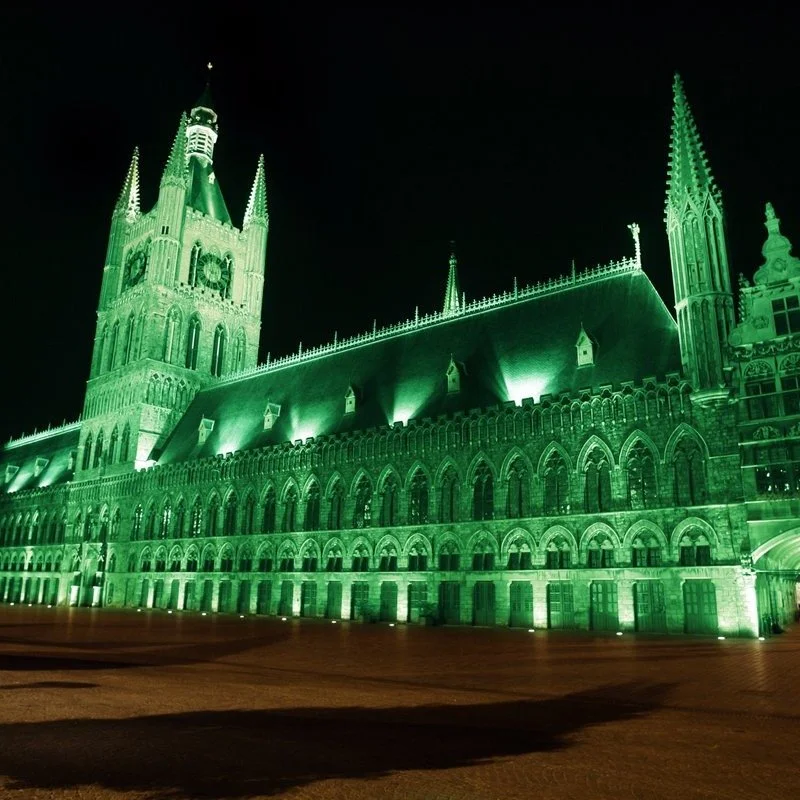 It's the greening of the Antwerp City Hall. Historic architecture is dramatic when underlit - even if it's green, B'gosh.

Happy St. Paddy's Day to all, and a special Happy Birthday to my blessed dad in heaven. 💞