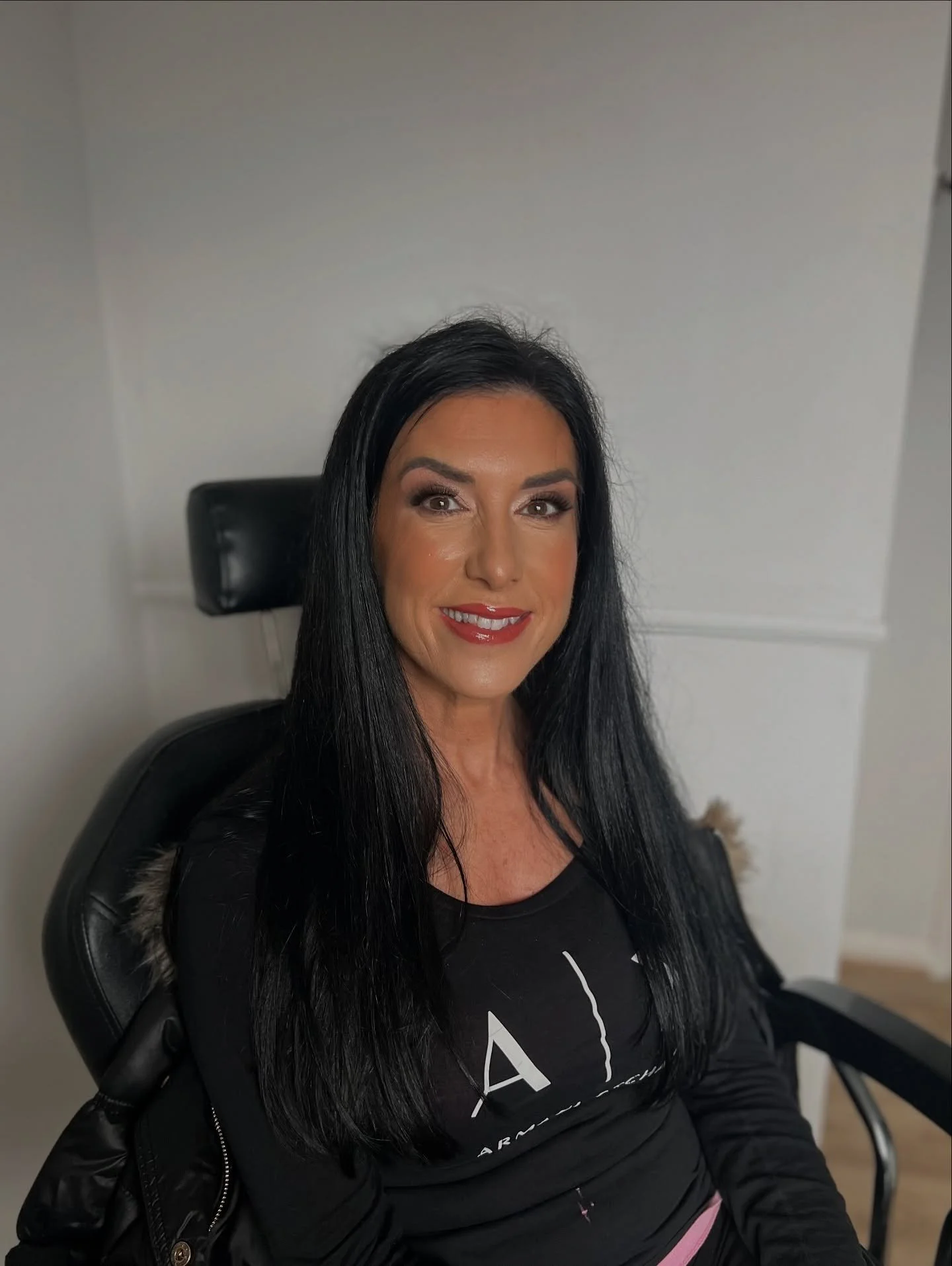 Serving glam and good vibes only 💋✨

How unreal does my gorgeous client look?! 
Obsessed with this look &ndash; glowing skin, fluffy brows &amp; that glossy lip!

Whether it&rsquo;s for a night out or a special event, I&rsquo;ve got you covered! Dro