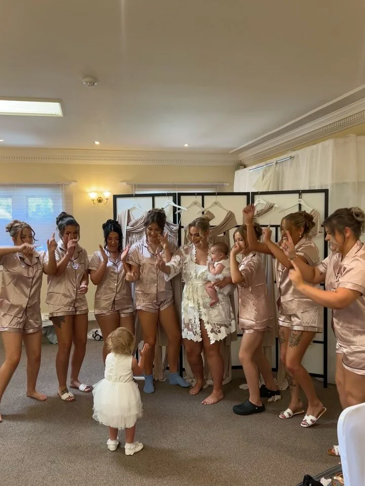 I bloody live for the kind of vibe and atmosphere on a wedding morning - having fun with all of your bridal party and just savouring the moment! 

Taylers wedding morning was just this, and I loved it! 

Also a big thank you to my lovely friend and s