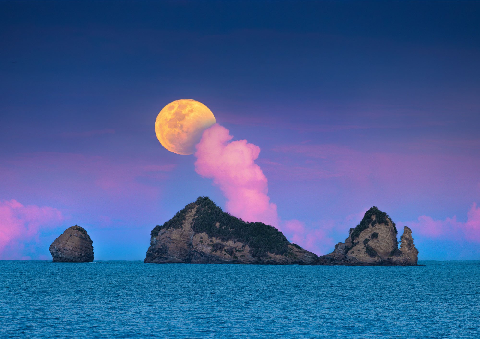 Uawa_moonrise_Islands__.jpg