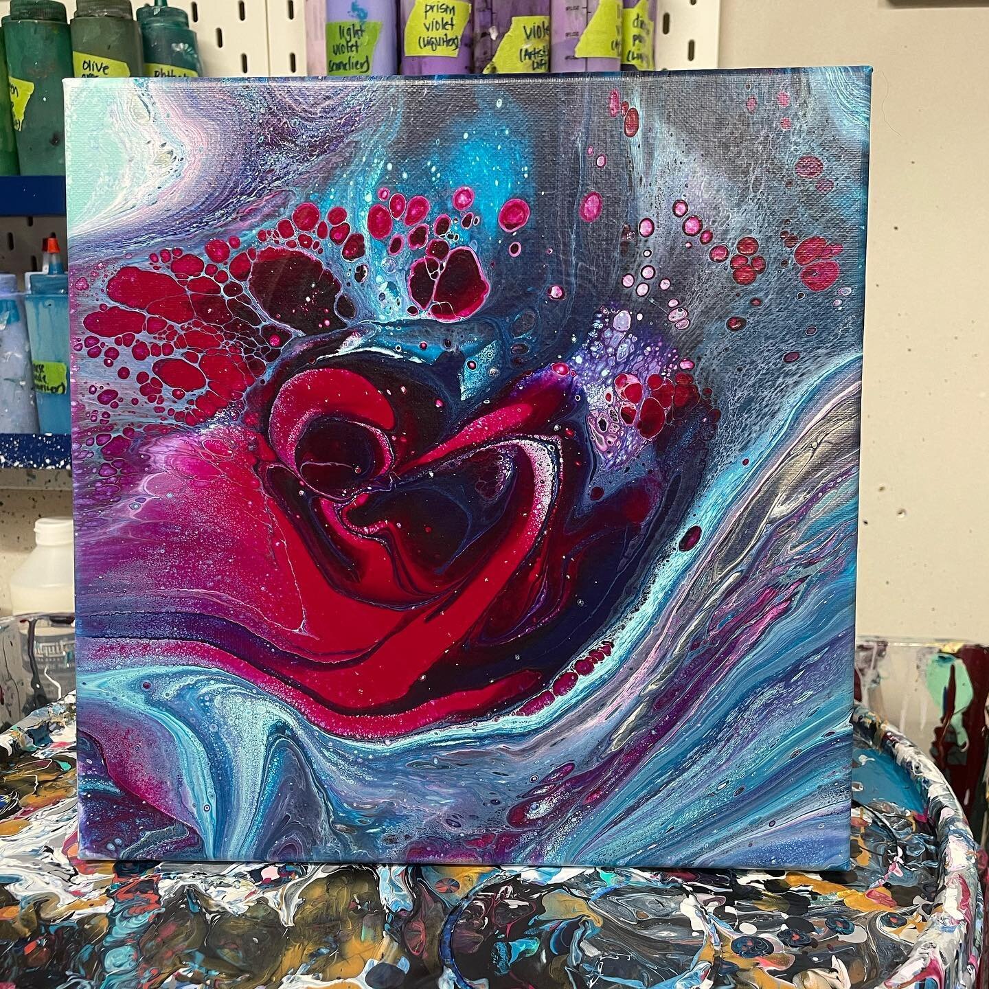 First pour I&rsquo;ve done since early June. Not my usual style or colors - I let the inner child drive this one, and I love how it turned out. Interesting composition and an unexpected ❤️ in the middle. 🥰

#pourpainting #acrylicpouring #fluidart #a