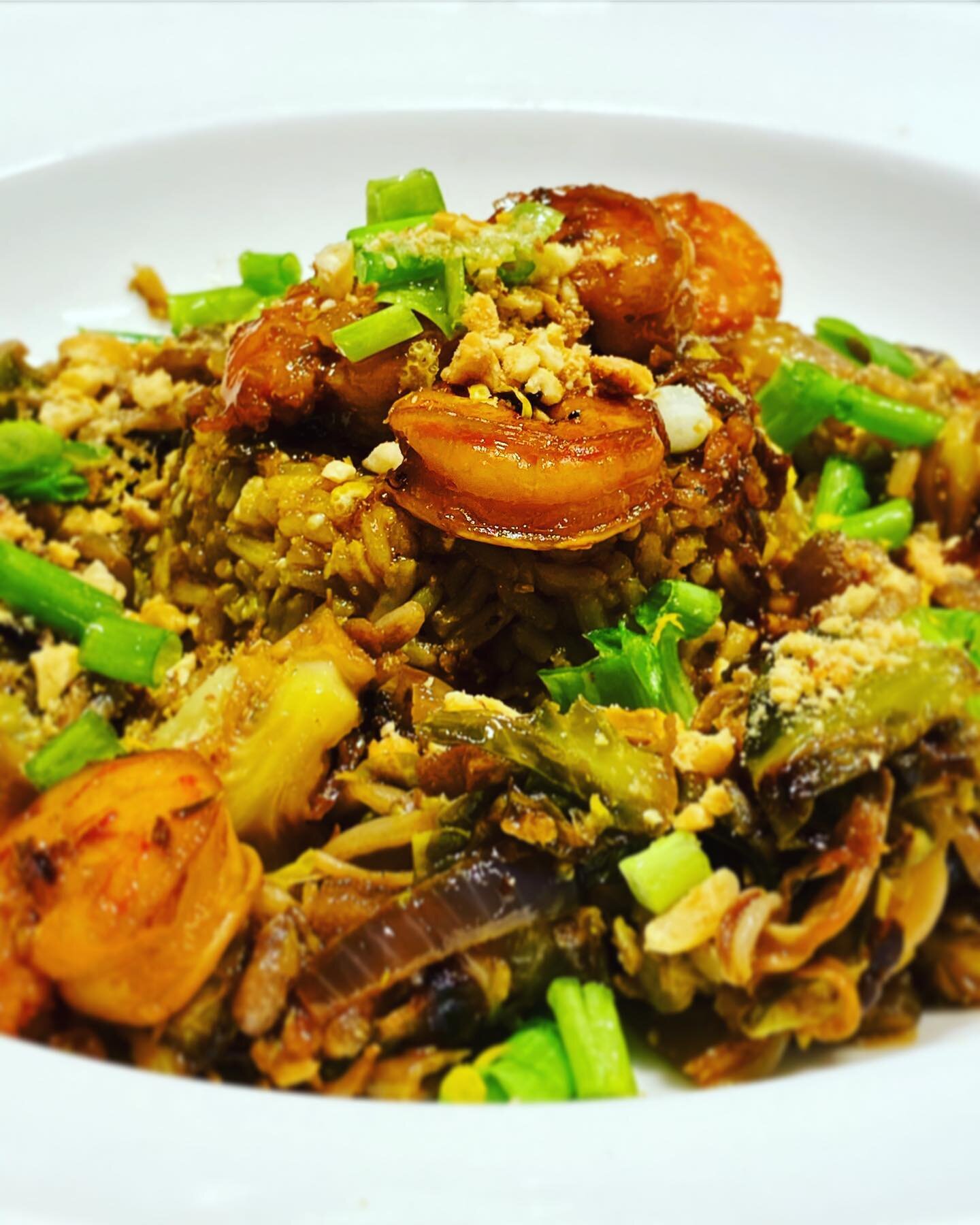 Teriyaki rice and roasted vegetables. Garnished with saut&eacute;ed prawns, spring onions and ground peanuts

#homemade #freshfood #localfood #themuskokachef #muskokachef #muskoka #muskokalakes #lakejoseph #lakemuskoka #lakerosseau #caterer #chef #ch