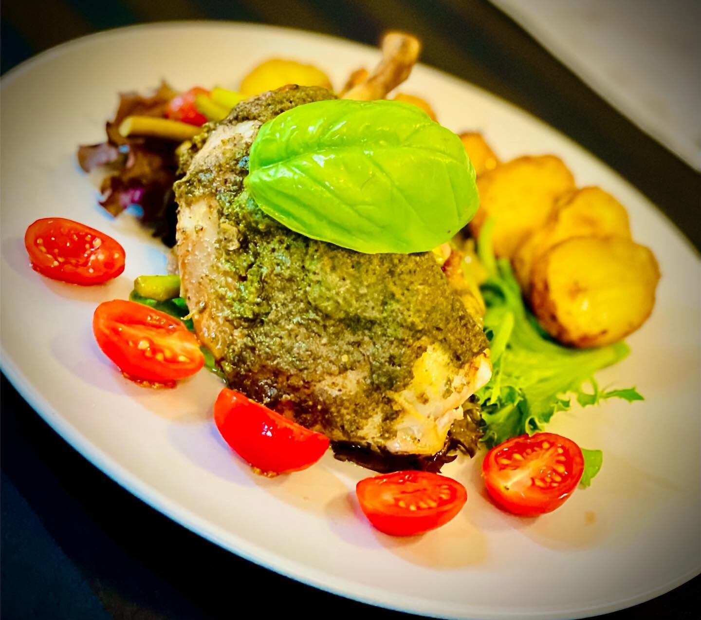 &bull; French inspired &bull;

Basil pesto Chicken supreme with roasted seasonal vegetables and potatoes garnished with fresh cherry tomatoes and mixed lettuce 

#freshfood #localfood #frenchcuisine #local #localchef #localcaterer #localbusiness #che