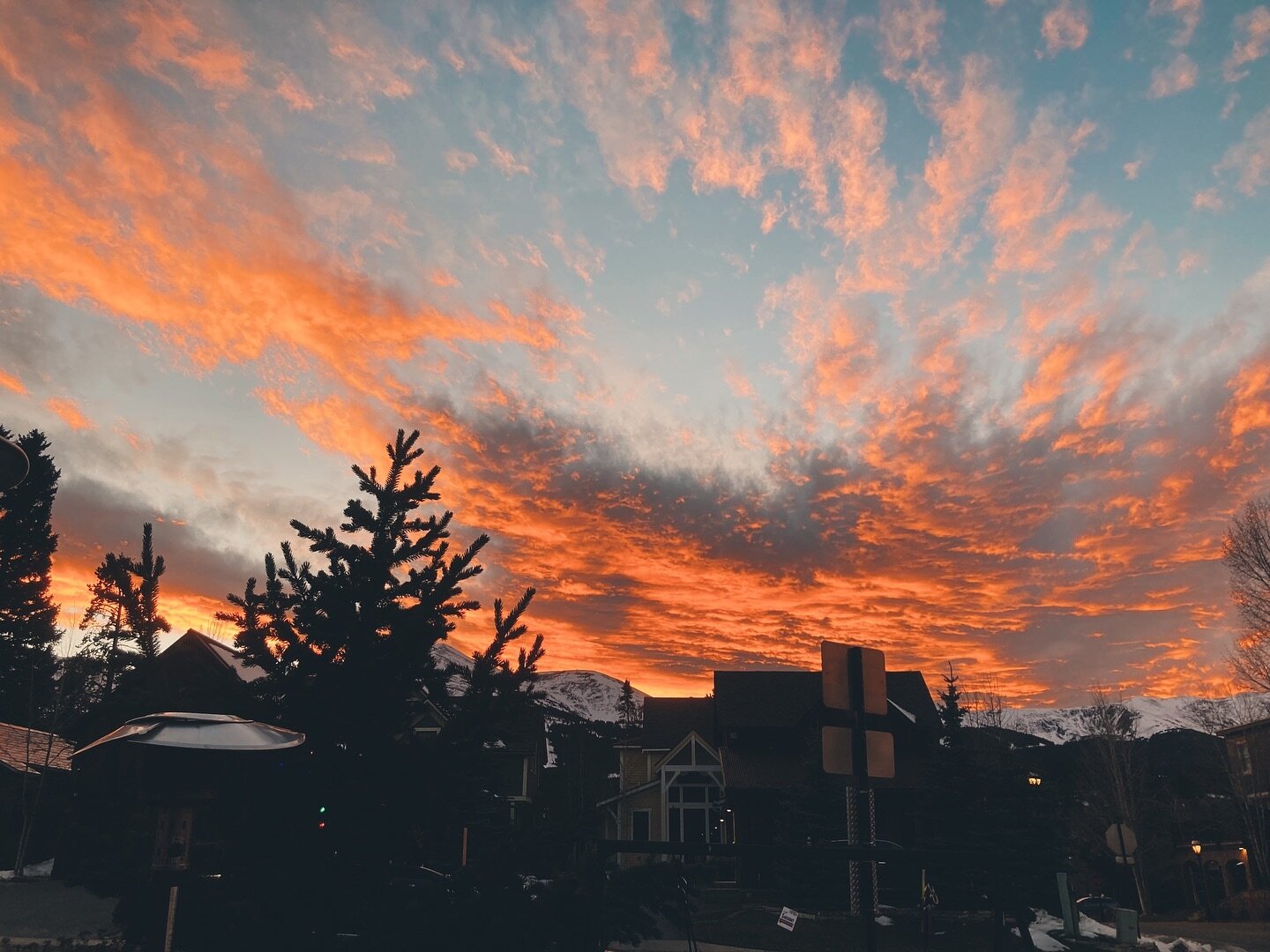 Sunsets + Snowy Mountaintops.
We&rsquo;re back open this week and can&rsquo;t wait to see all of the new and familiar faces. Click the link in our bio to book for the winter season! It&rsquo;s gonna be a good&rsquo;n.
*
#firesideinn #breckenridge #sk