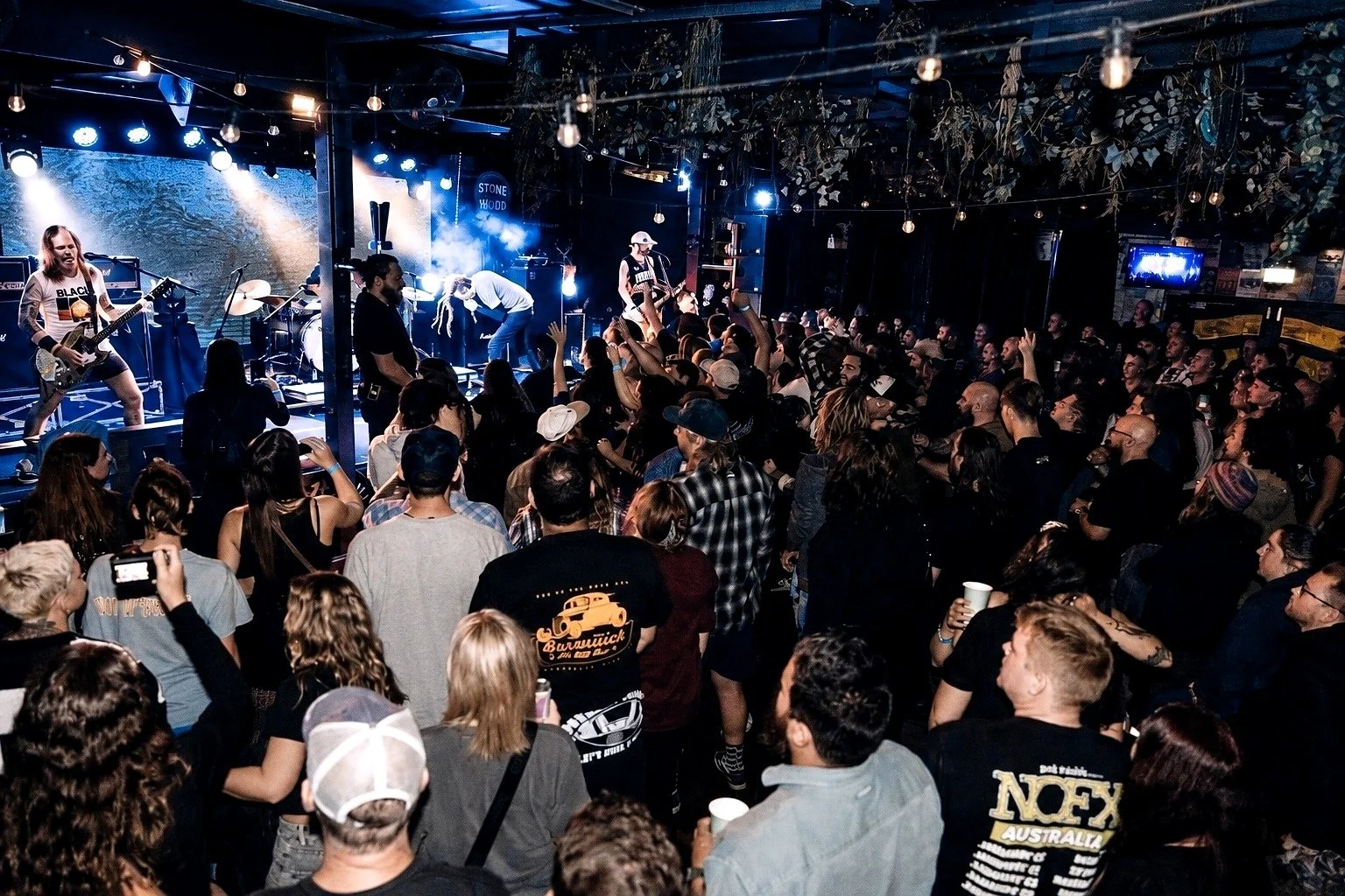 08 — CROWD WIDE — LWT_MASTER.jpg