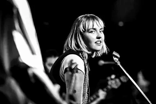 18 — VOCALIST PORTRAIT — LWT_MASTER.jpg