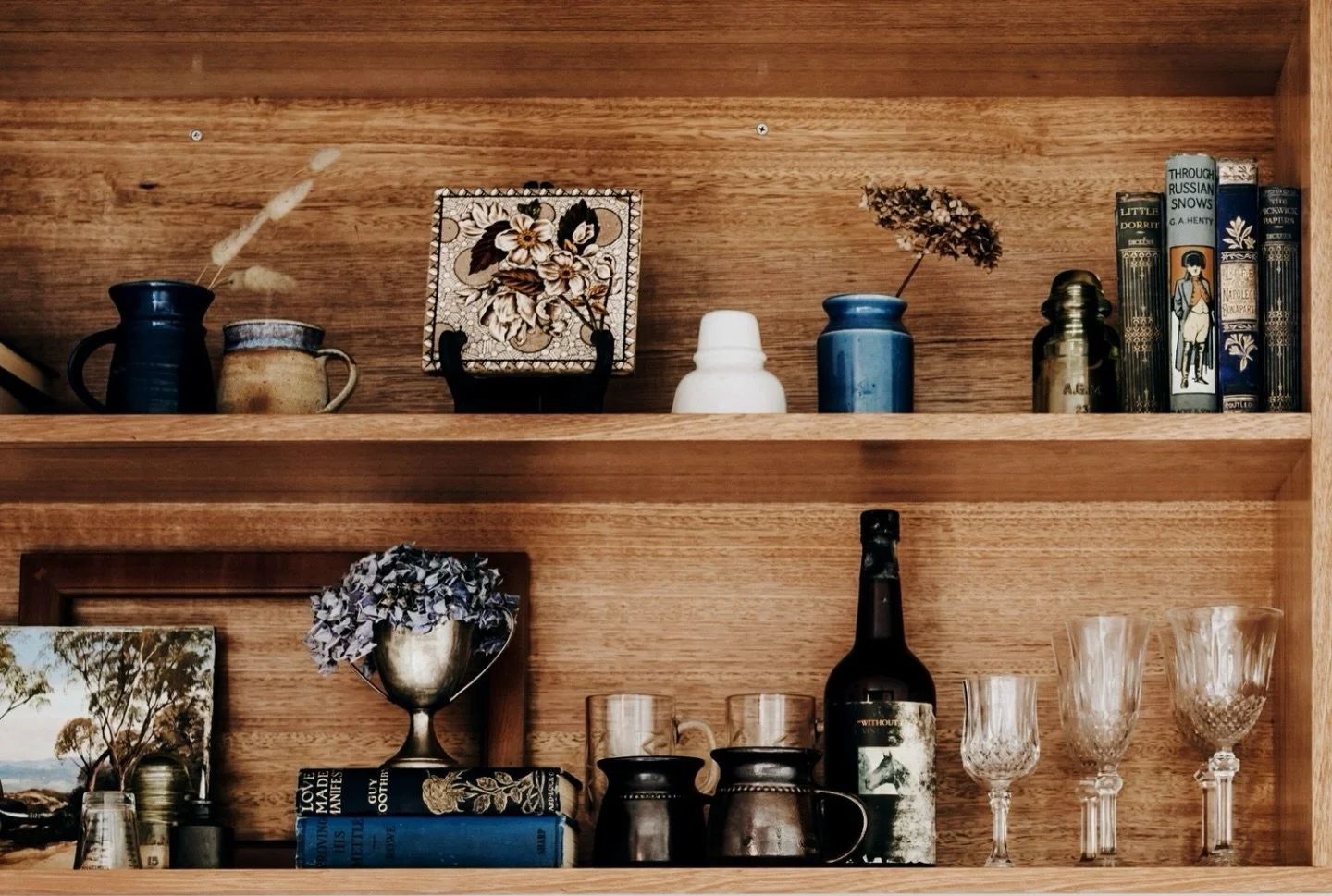 Little vintage stories on every shelf ✨

📷 @simone_g_imagery 

~

#discovertasmania #countrystay #countrycottage
