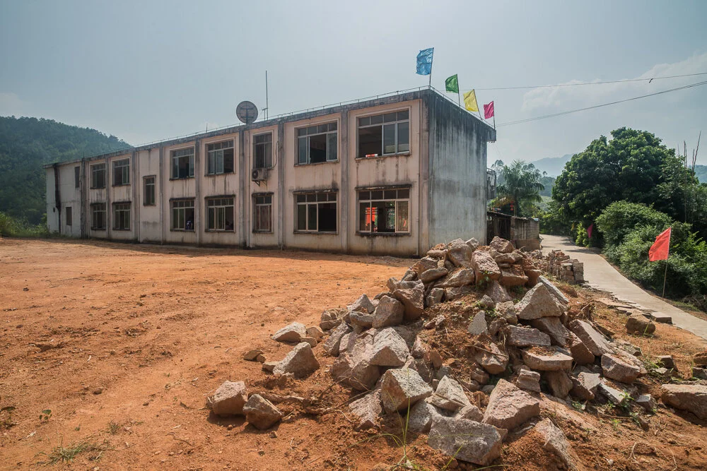 About 300 students study in a primary school in Cenxi. 岑溪市高垌中心小學，荒地前的一片敗瓦。團體正打算在該片荒地興建新校舍，改善約300位學童的學習環境。