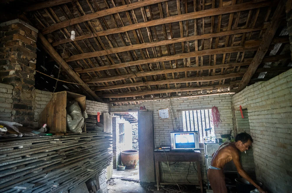 Wen Wu’s home was built of simple bricks and roof titles. 文武的家，由磚頭與瓦片建成。
