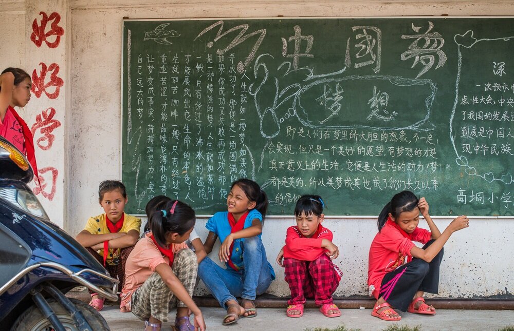 Words reading "Chinese Dream" was written on the chalkboard near the school playground. 在學校的牆壁上，寫上「中國夢」三個字。