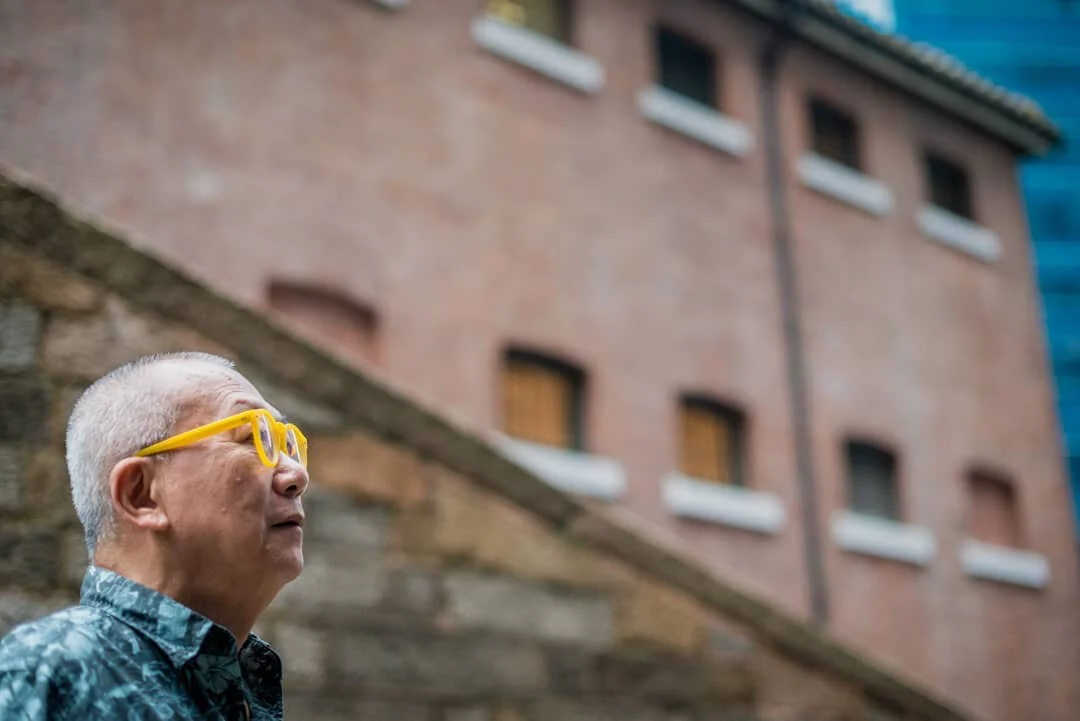 Leong Ka Tai  泰叔《中區警署建築群．謝幕》。 資深攝影師梁家泰指：「殖民地是香港歷史的一部分，你不可以否認和逃避的，不可以就這樣把它抹走。」攝影集收錄了近90張黑白大底菲林照片及訪問文字，讓讀者了解中區警署建築群和人的故事。