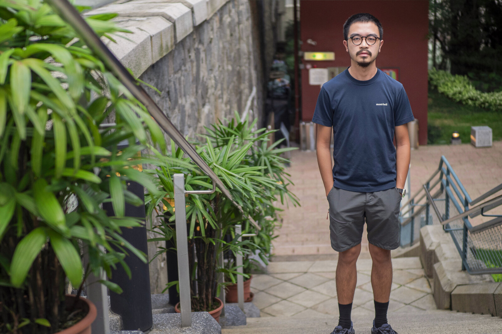 Chan Long Hei, 「我是比較憂鬱的。我不知道他在做甚麼，我覺得人們正在離開了，他有種逆流而上、繼續下去的感覺。」攝影記者陳朗熹推出攝影集《無以名狀的力量》裏最後一張照片，是一名身披黑紫荊旗幟的抗爭者，在2020年香港元旦遊行中，站在銅鑼灣天橋上迎向遊行隊伍川流不息的人群。