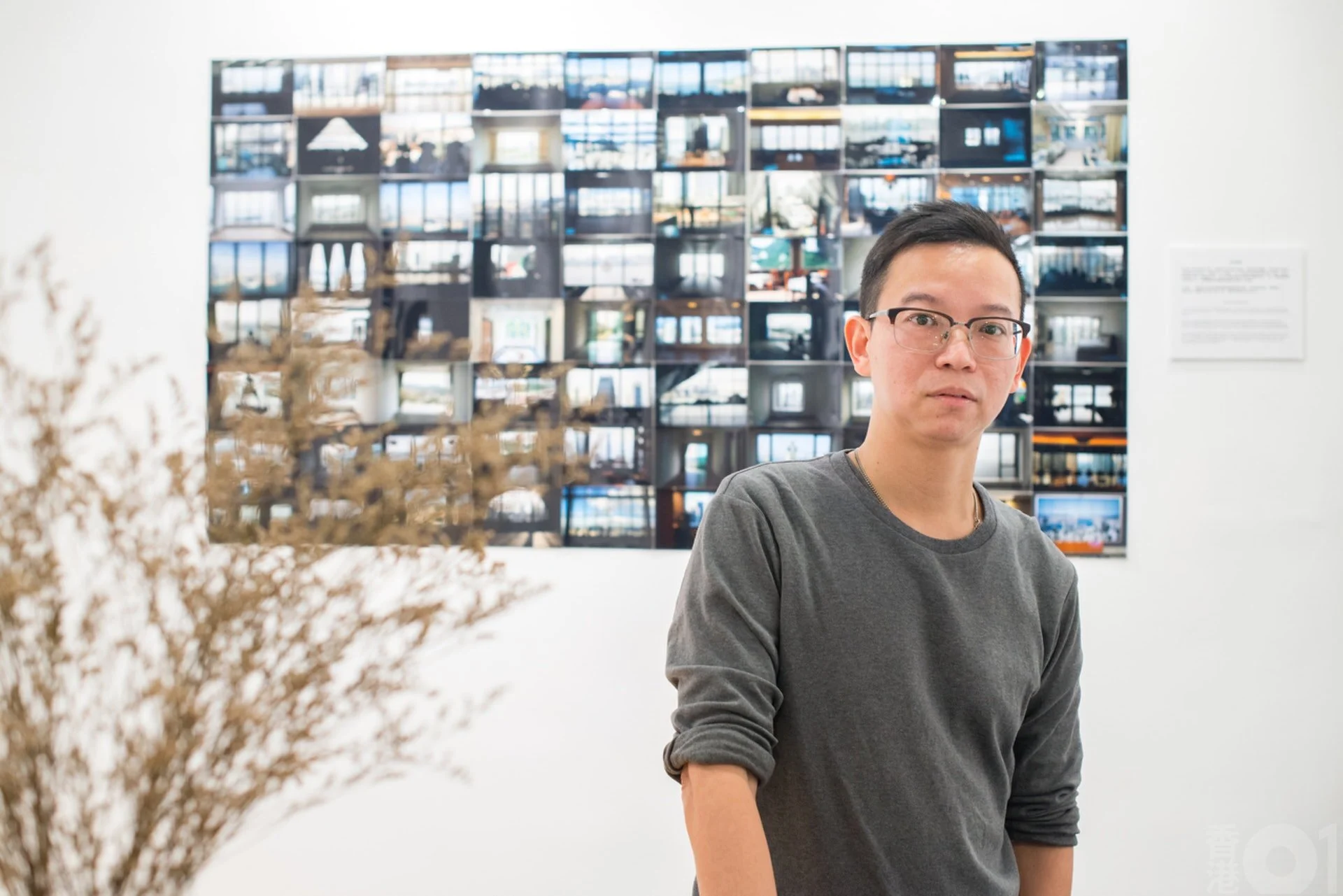 任職攝影記者多年的何柏基，近日正在舉行《香港窗景》展覽，展出數十張以窗景為主題的攝影作品。照片中從不同的住宅、樓盤、商廈、餐廳等場合，透過窗戶望向香港不同地區的地貌，拍攝時間長達10年，作品不但見證了香港變遷，也紀錄了攝影師的內心變化。