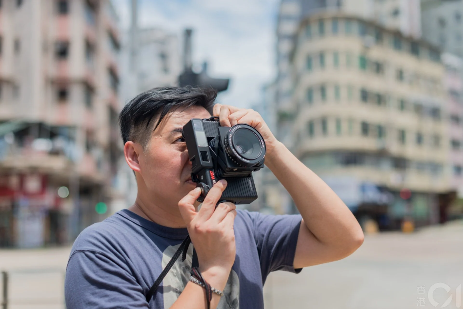 中午時份，攝影師Standsfield帶着兩部菲林相機，回來穿梭車水馬龍的九龍市區街道拍照，一部是背面附有森山大道簽名的小型相機GR21，另一部是較大型的Makina W67；不一會，就拍完了一卷120菲林。