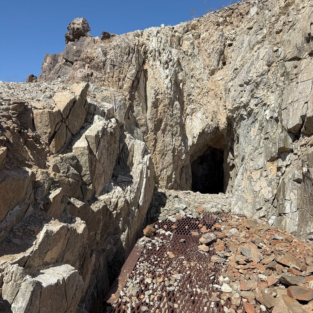 Old Gold Mine out in the desert.
.
.
.
.
.
#goldenbellmine #joshuatreenationalpark #jtnp #goldmine #mojavedesert #urbex #abandonedmine #dayhike #goldore #ghosttown
