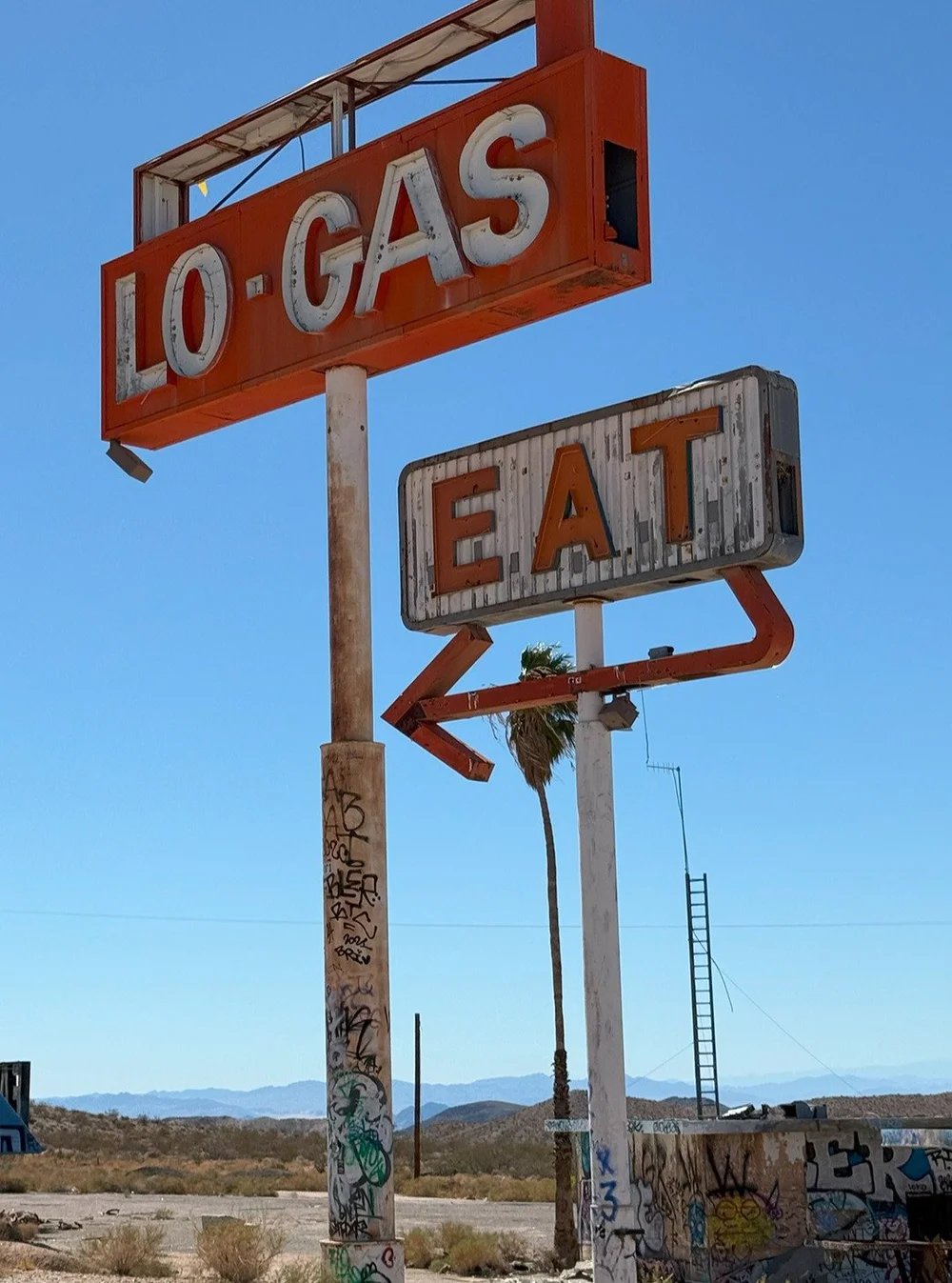 Eat Lo Gas at Halloran Springs
.
.
.
.
.
.
#urbexcalifornia #interstate15 #abandoned #exploratography #eat #neonsigns #mojave #roadtrip