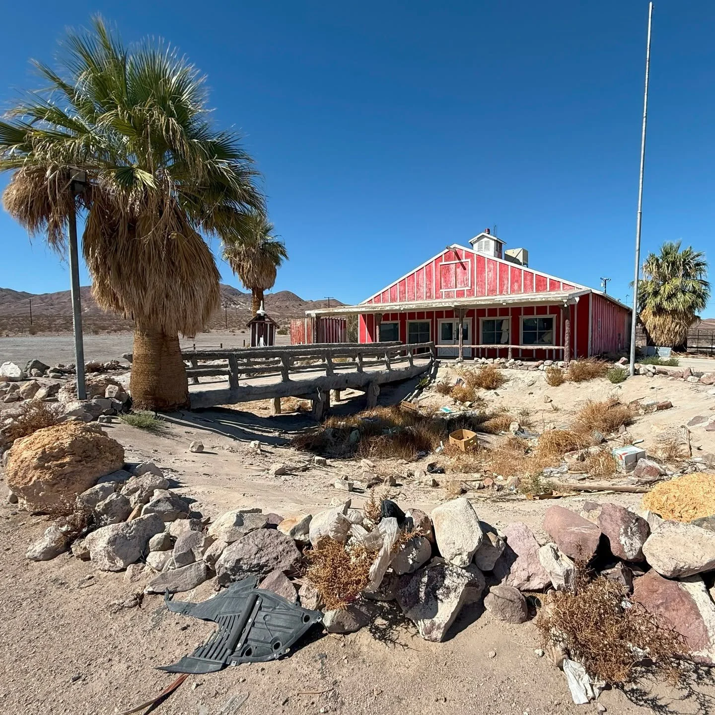 Mineola Travel Store. I don't think it's been open any time after 2008.
.
.
.
.
.
#abandoned #urbex #california #mojave #interstate15 #roadsideattractions #restaurant #generalstore