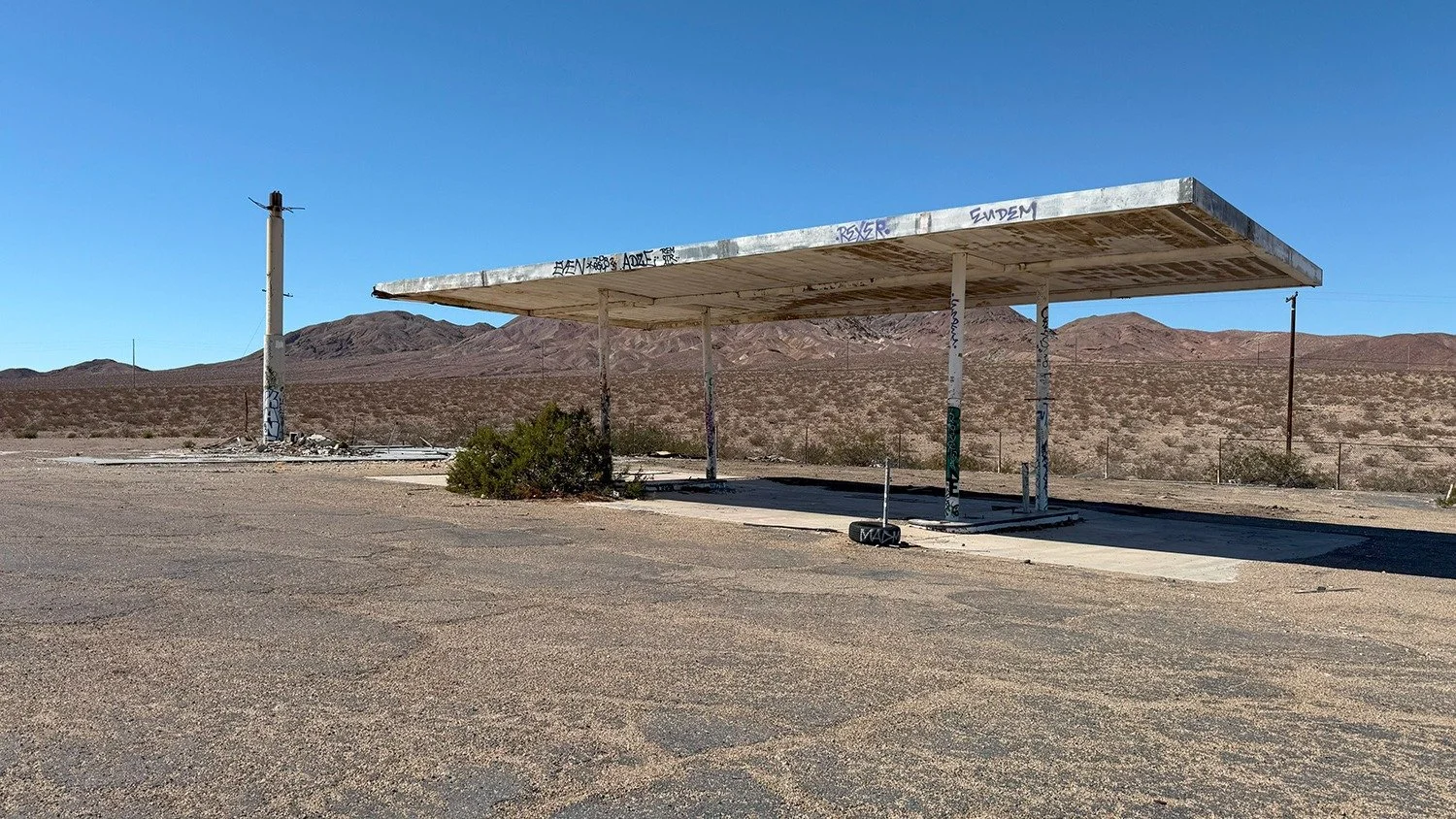 What's left of an old service station out in the California desert.
.
.
.
.
#abandonedgasstation #mojave #urbex #interstate15 #exploratography #roadtrip #abandonedplaces #roadsideattractions #americana #theolddays
