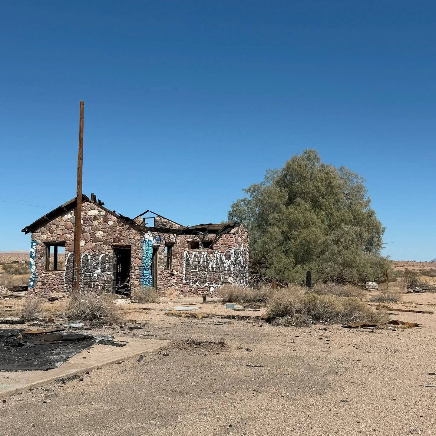 One of many deserted homes I've run across out in the deserts of California. 
.
.
.
.
.
.
#urbex #california #abandoned #abandonedcalifornia #exploratography #stoneruin #mojavedesert #Interstate15