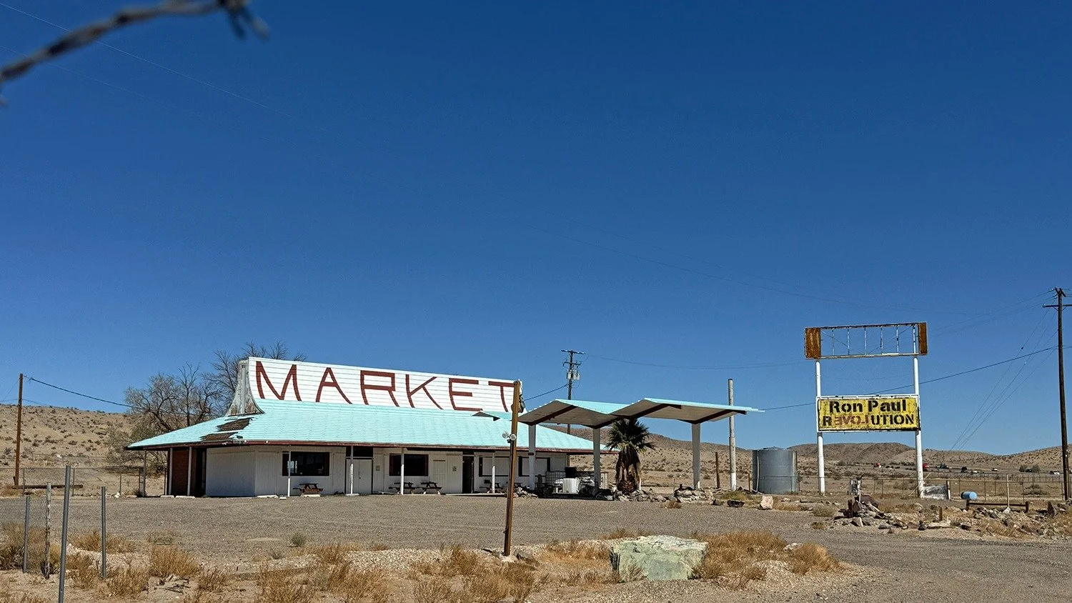Out along the 15
.
.
.
.
.
.
#urbex #abandoned #exploratography #mojave #i-15 #california