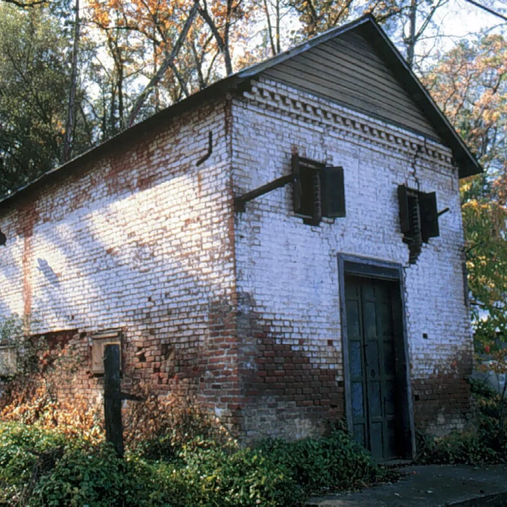 Old brick building in Fiddletown, California. May have been a blacksmith shop, or a general store. Dates back to the late 1800s.
.
.
.
.
.
#fiddletown #california #goldrush #hwy49 #goldmines #roadtrippin #exploratography #californiagoldrush #urbex #a