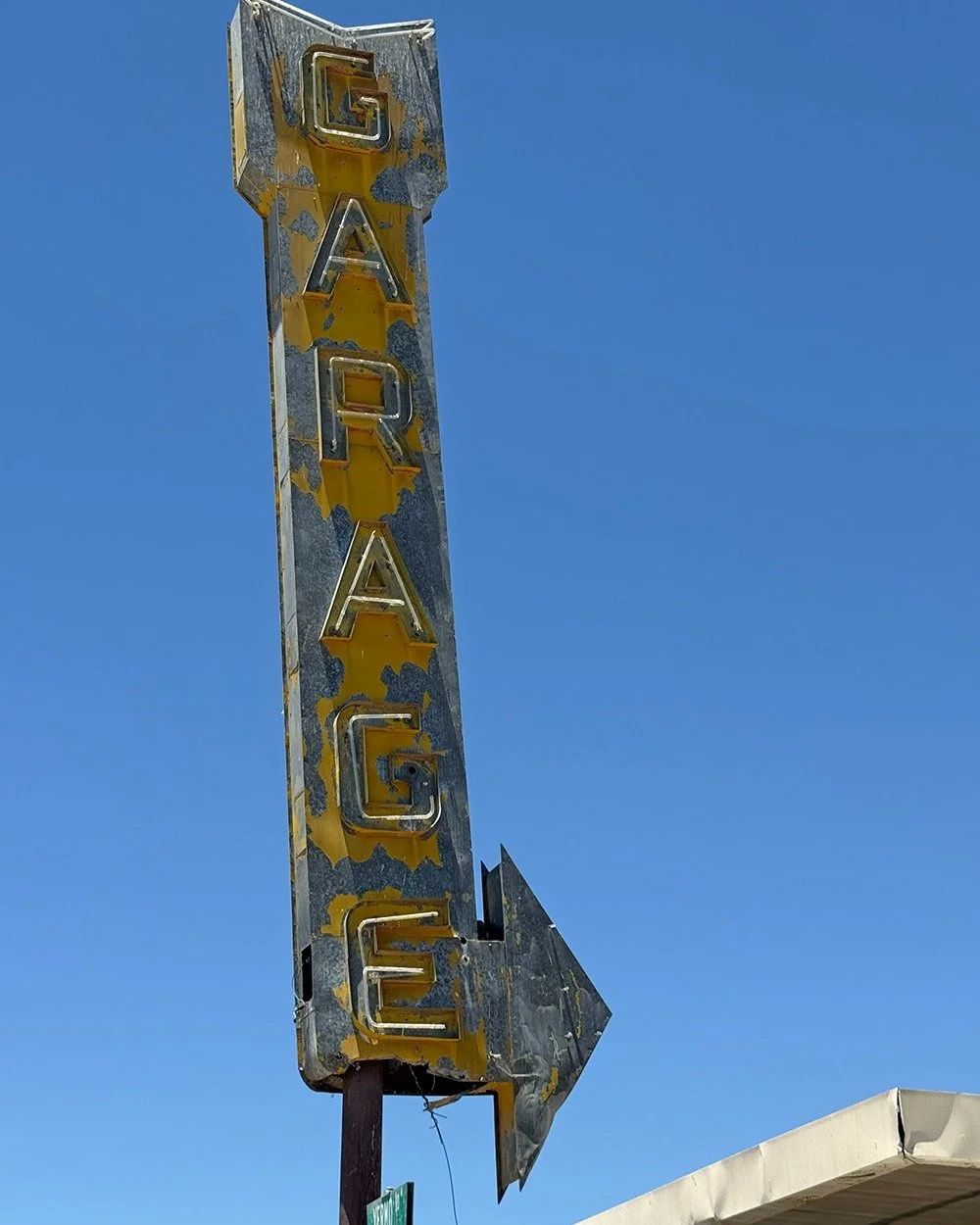 Garage
.
.
.
.
#neonsigns #abandoned #urbex #garagesign #exploratography #iphone16pro #roadtrip #mojavedesert #yermo #california #vintageneon