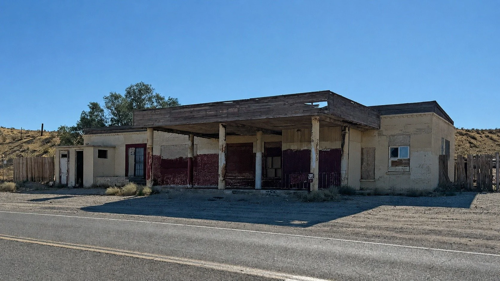 What i believe is Burden's Store and Post Office building, built of brick in 1926.
And the Polly's Gas sign a little farther down the road.
.
.
.
.
.
#helendale #california #route66 #nationaltrailshighway #exploratography #iphone16pro #abanondedcalif