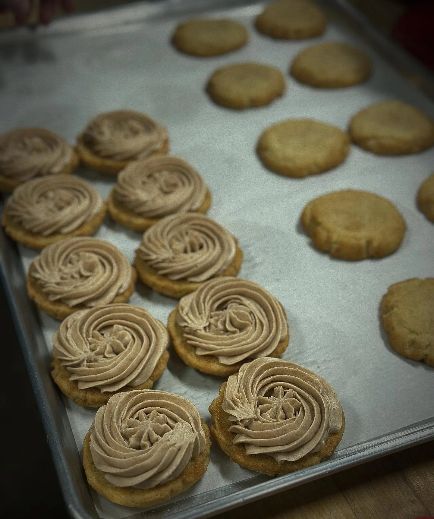 Getting those snickerdoodle cream sandwiches ready for the day! Buttery and soft snickerdoodle with cinnamon buttercream 😋