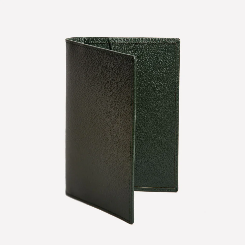 CP260JSFGN_Capra_PassportCase_ForestGreen_2.webp