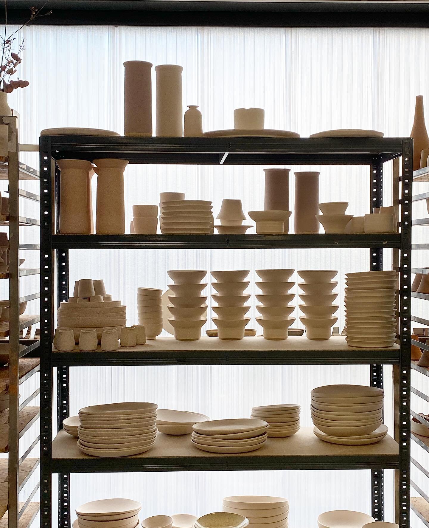 Ambiance d&rsquo;atelier, l&rsquo;&eacute;tag&egrave;re &agrave; d&eacute;gourdis, avant l&rsquo;&eacute;maillage.
.
.
.
#onmyshelf #vaisselle #assiette #ceramicstudio #ceramiste #lyon