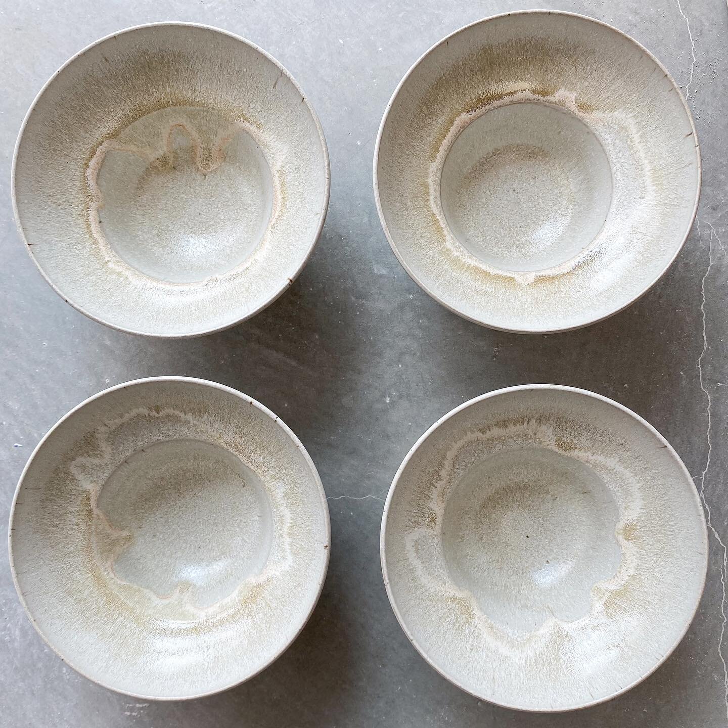 L&rsquo;int&eacute;rieur des bols, l&rsquo;&eacute;mail prend une toute autre dimension avec ce galbe et la cassure 🍶🌸 
.
.
.
#artdelatable #vaisselle #bol #wheelthrownpottery #stoneware #ceramics #lyon #ceramiste