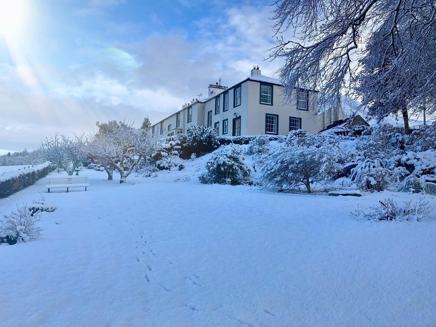 🔔 JINGLE BELLS 🔔 Staying on the snowy Christmas theme of Christmas&rsquo; past at Scale Hill we love this picture of the house and garden blanketed in fresh snow! 
🐾Can you spot the paw prints through the early morning snow? 

🎶We love this jolly