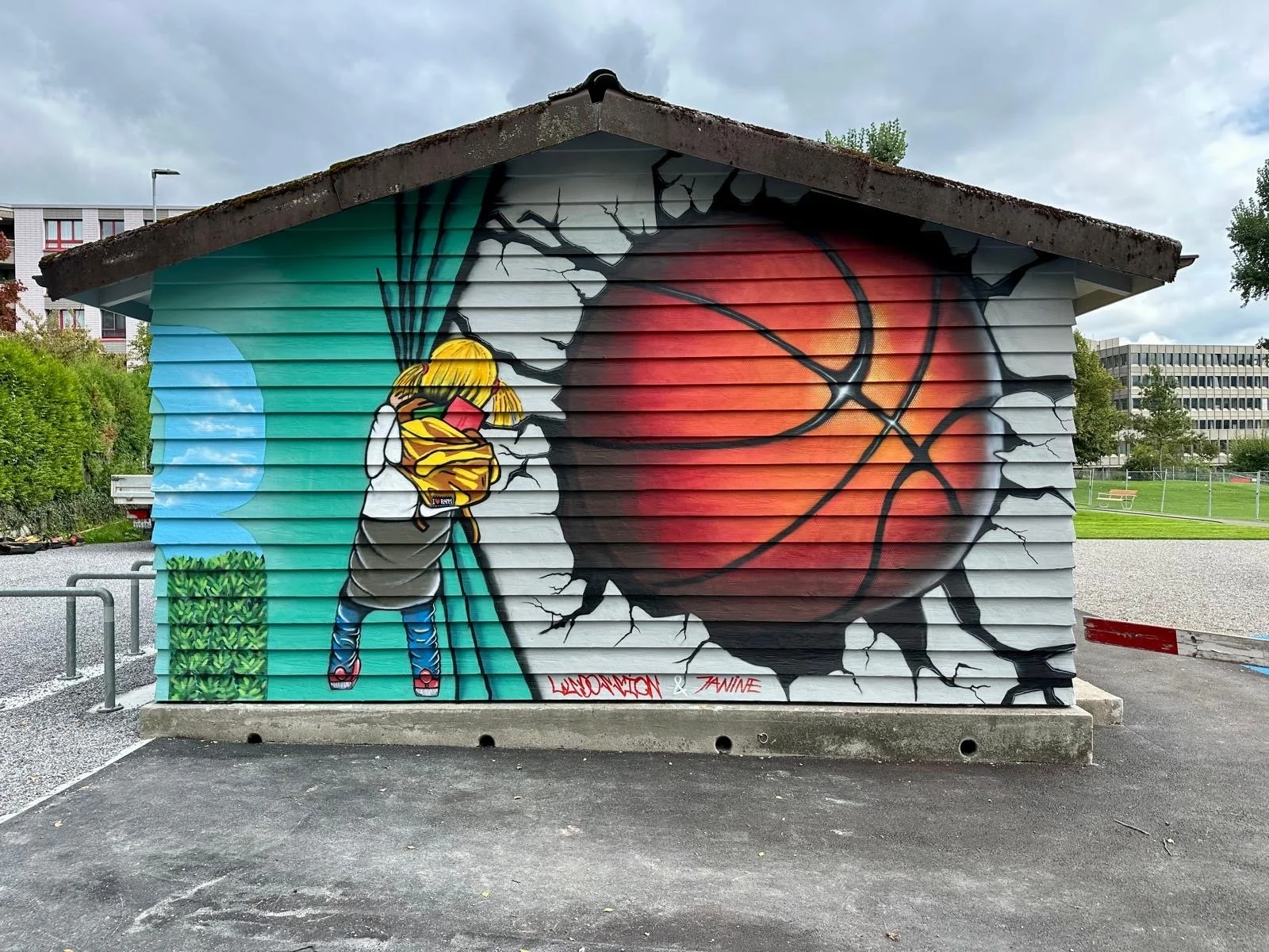 Gemeinsam eine Graffitiwand sprayen 