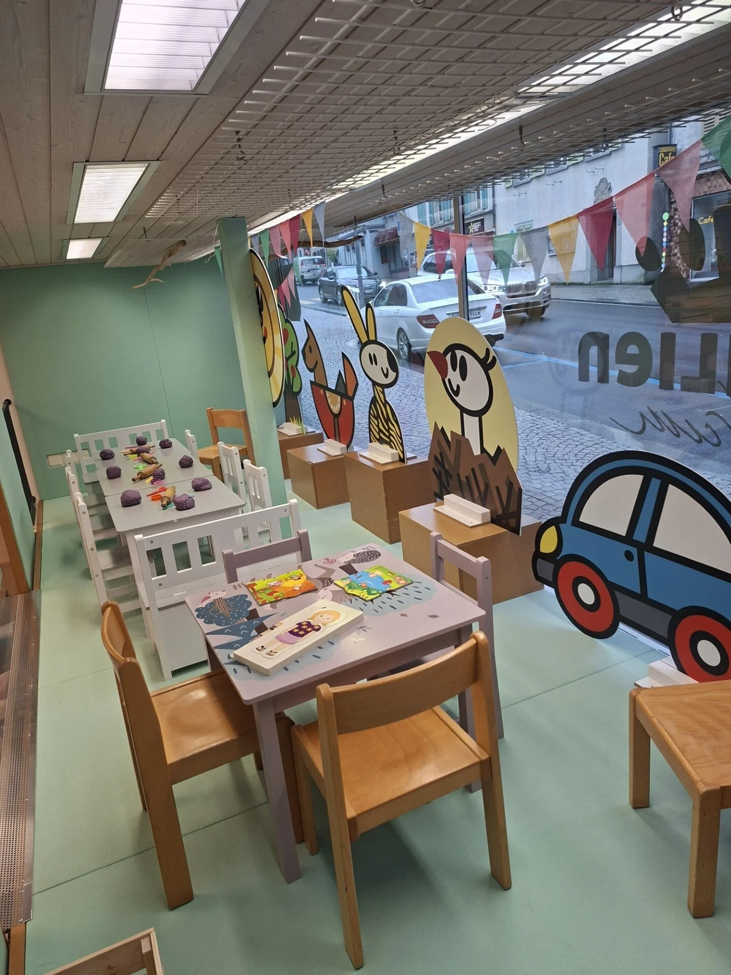 Kinderbereich im Familienzentrum, mit Kindertischen und Puzzles