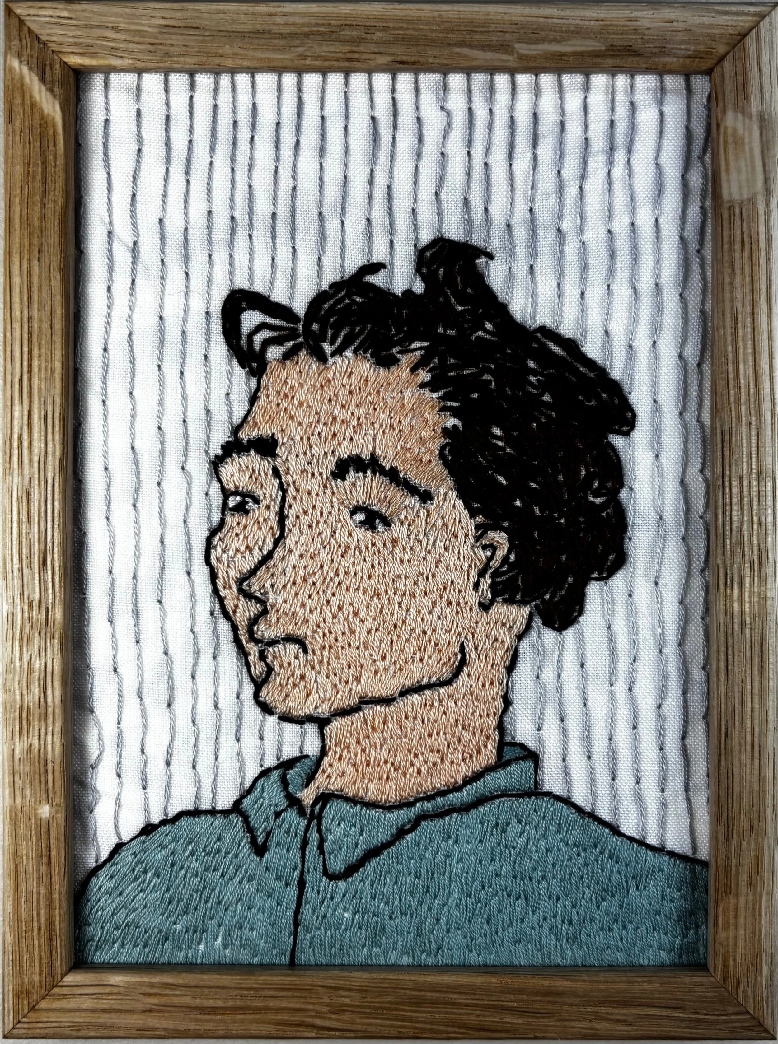 "Portrett 4". Broderi på lin i treramme, 13x18cm.
Kr. 1800