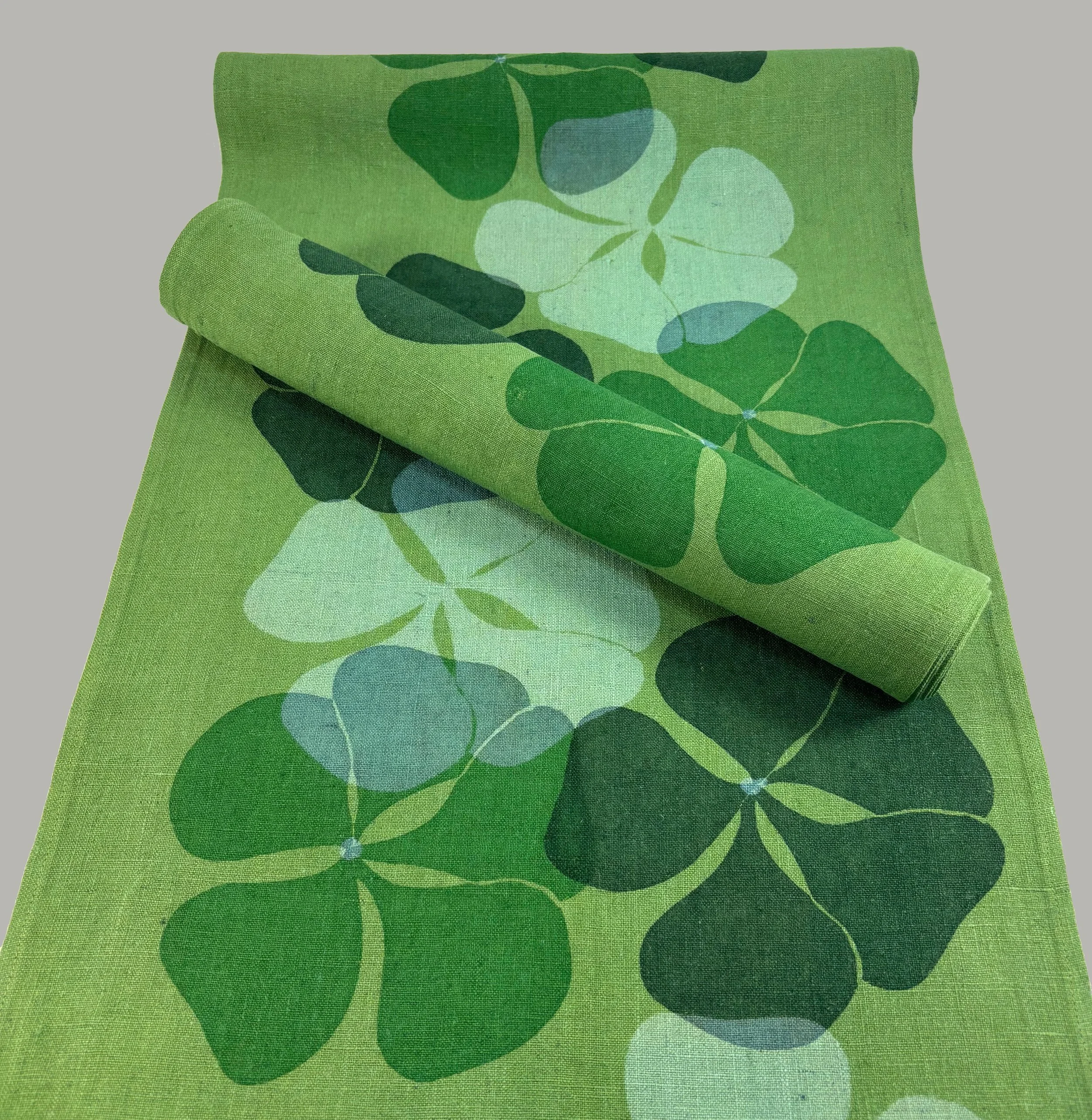 Linløper, grønn, stor blomst. 40x120cm kr. 960.