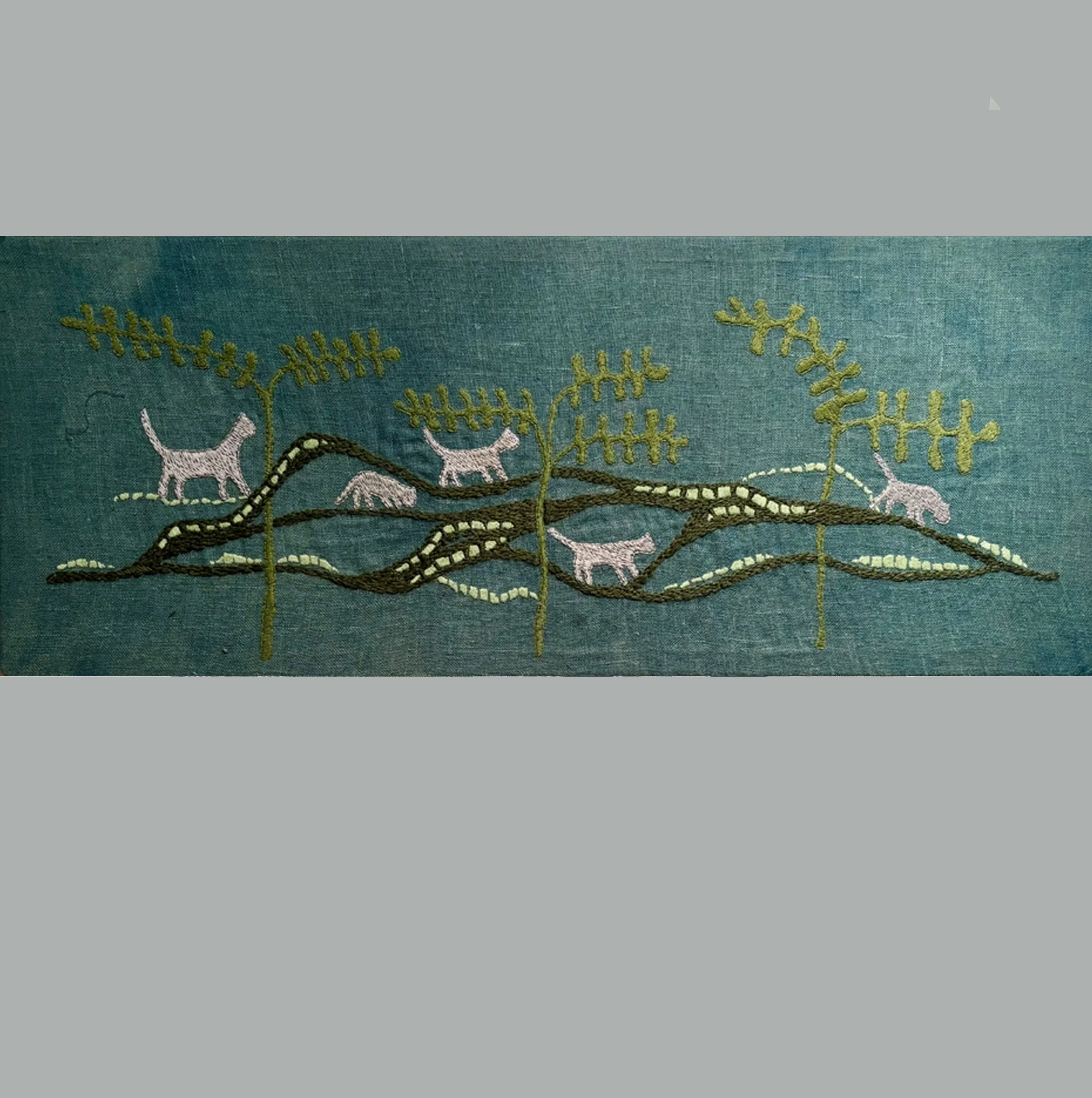 "Kattar i Underverda", 35x90cm. Broderi på innfarga lin. Kr. 8000