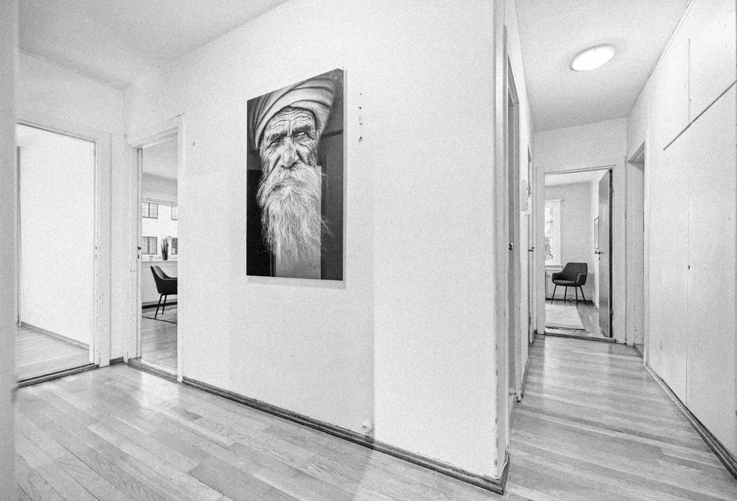 Svart hvitt foto av Harald Hårfagres gate før renovering