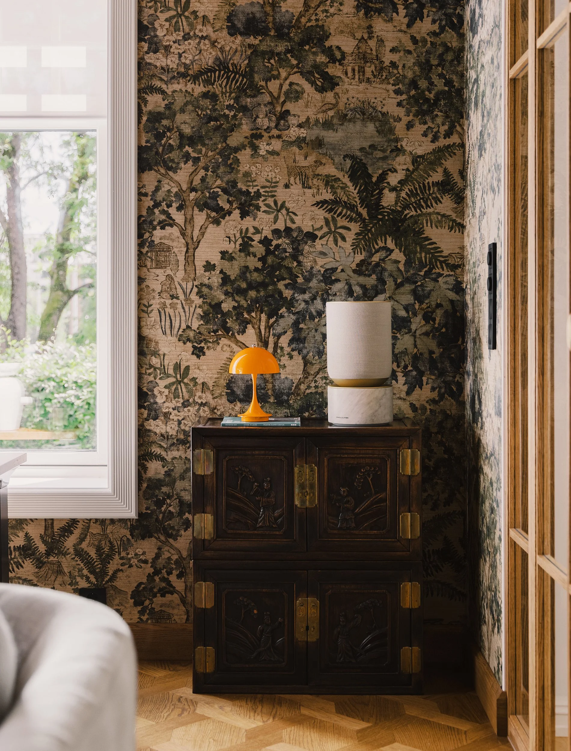 Floral tapet og glassfelt i eikedør mellom hjemmekontor og stuen.