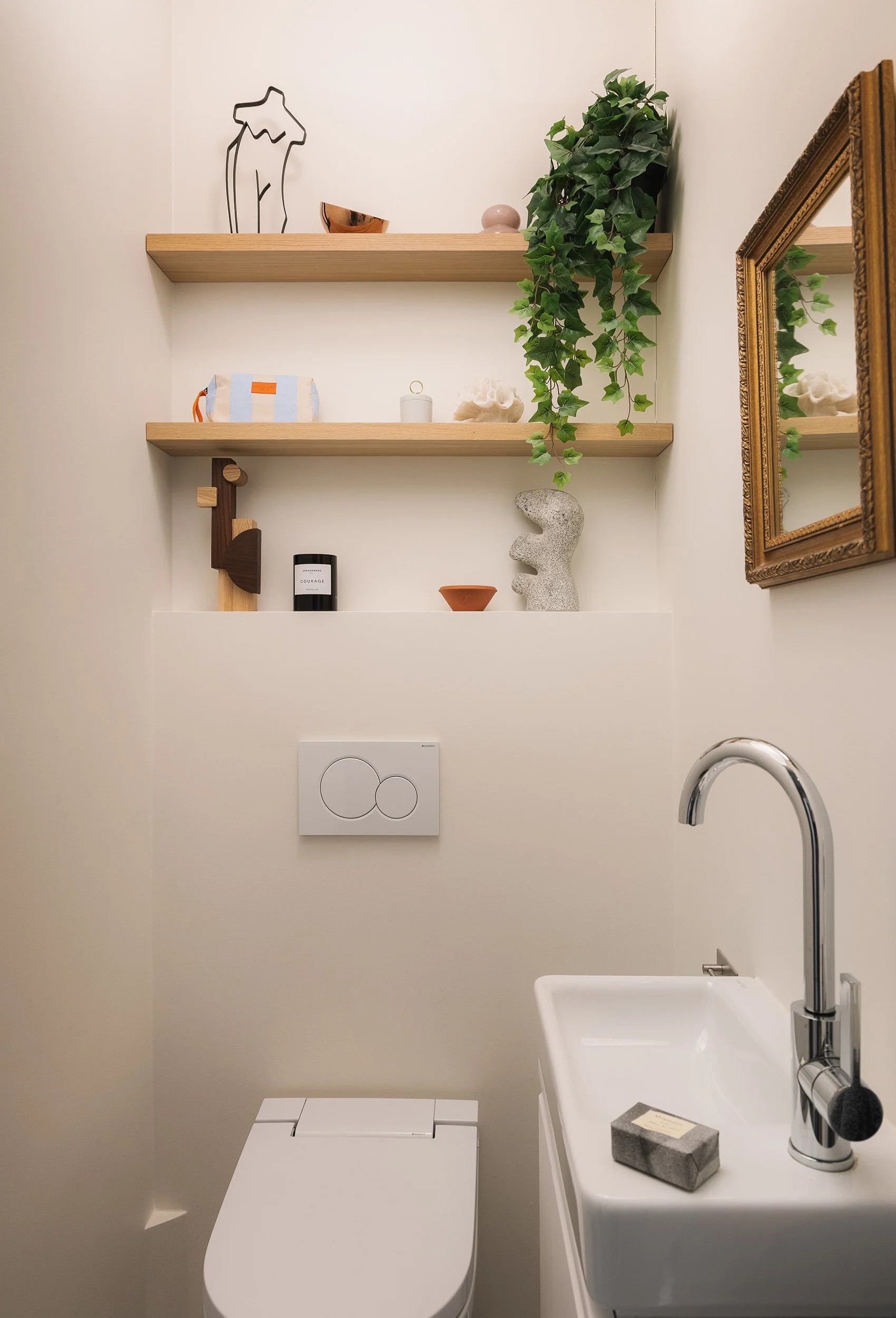 Kompakt separat WC med servant, vegghengt toalett og hyller i eik.
