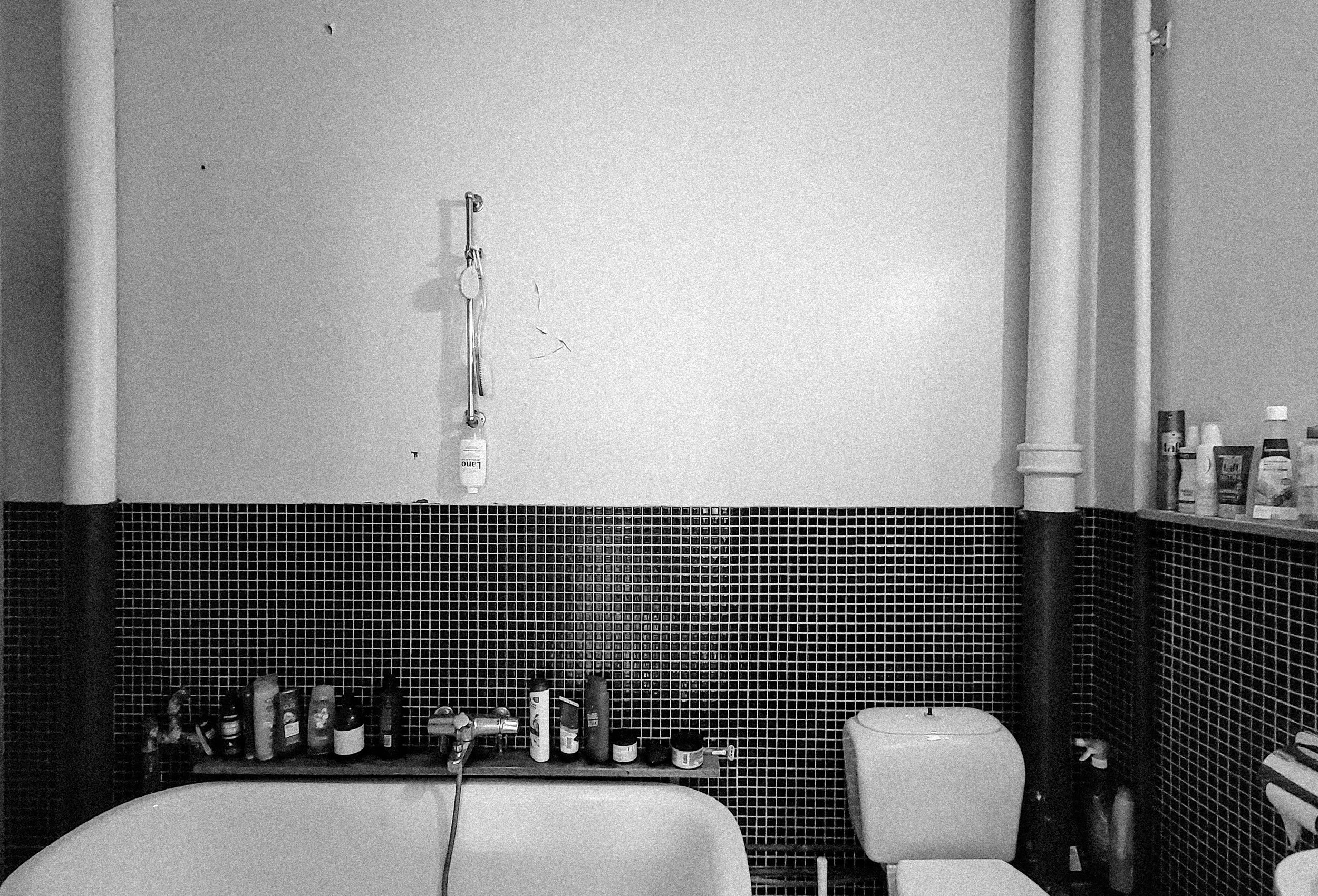 Svart hvitt foto av Geitmyrsveien før renovering