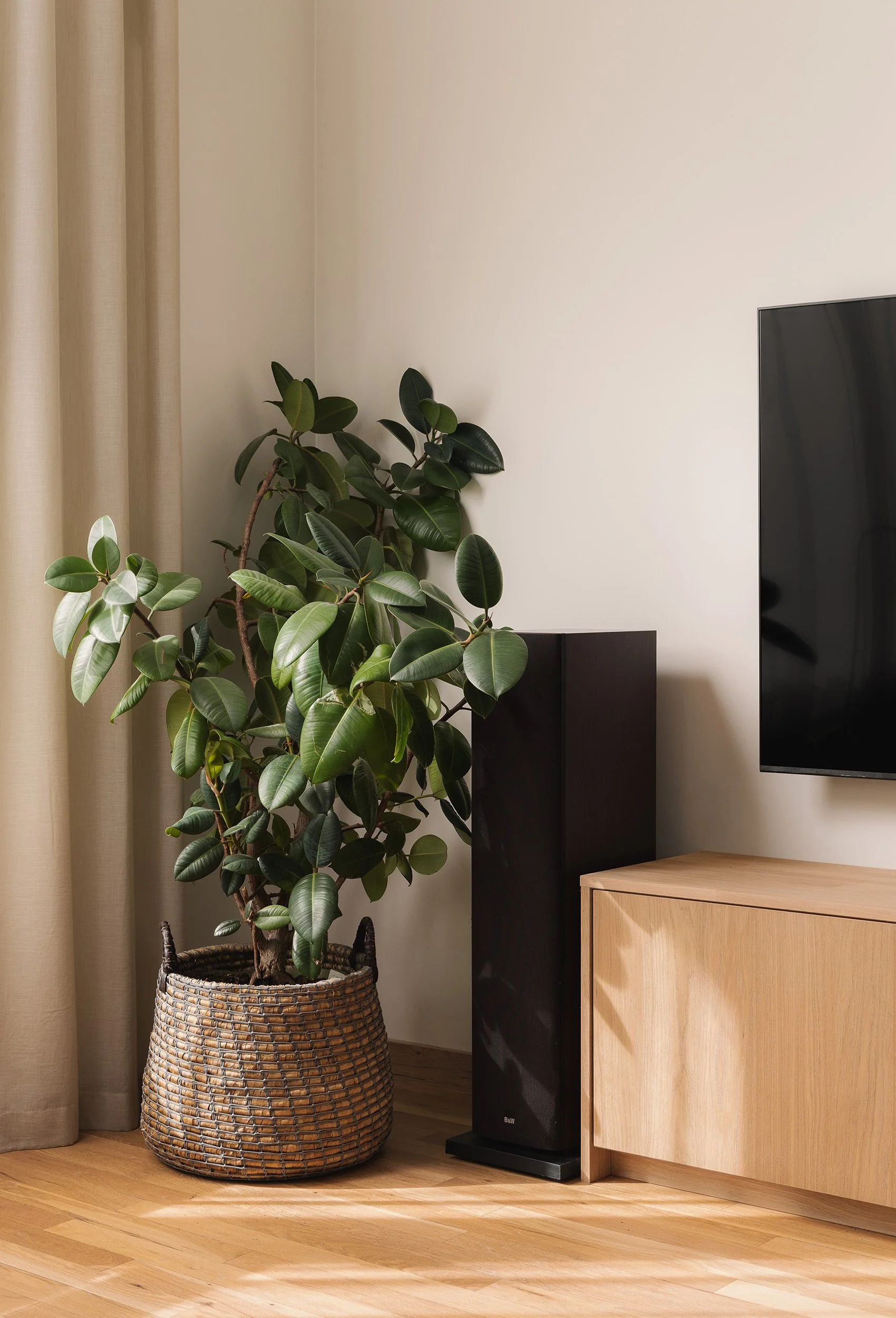 Detalj av eikeinnredning for TV og musikkanlegg i stuen.