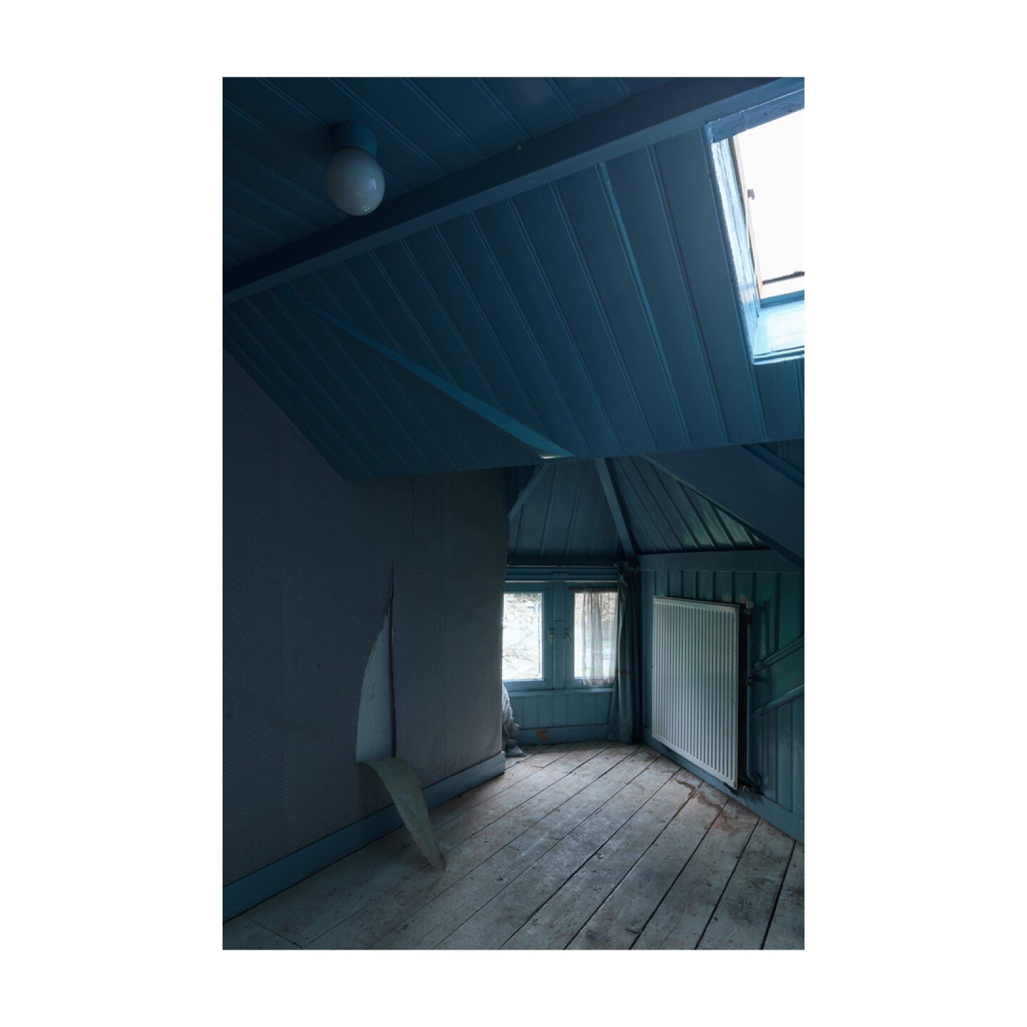 May 2023, Utrecht, shot for @sergeschoemaker.architects
.
.
.
.
#old #blueroom #allblue #adblue ##flooring #tintsandshades #woodflooring #shadesoftints #shadesonhand #building #door #stairs #fixture #buildingporn #buildingphotography #doorsopen #home