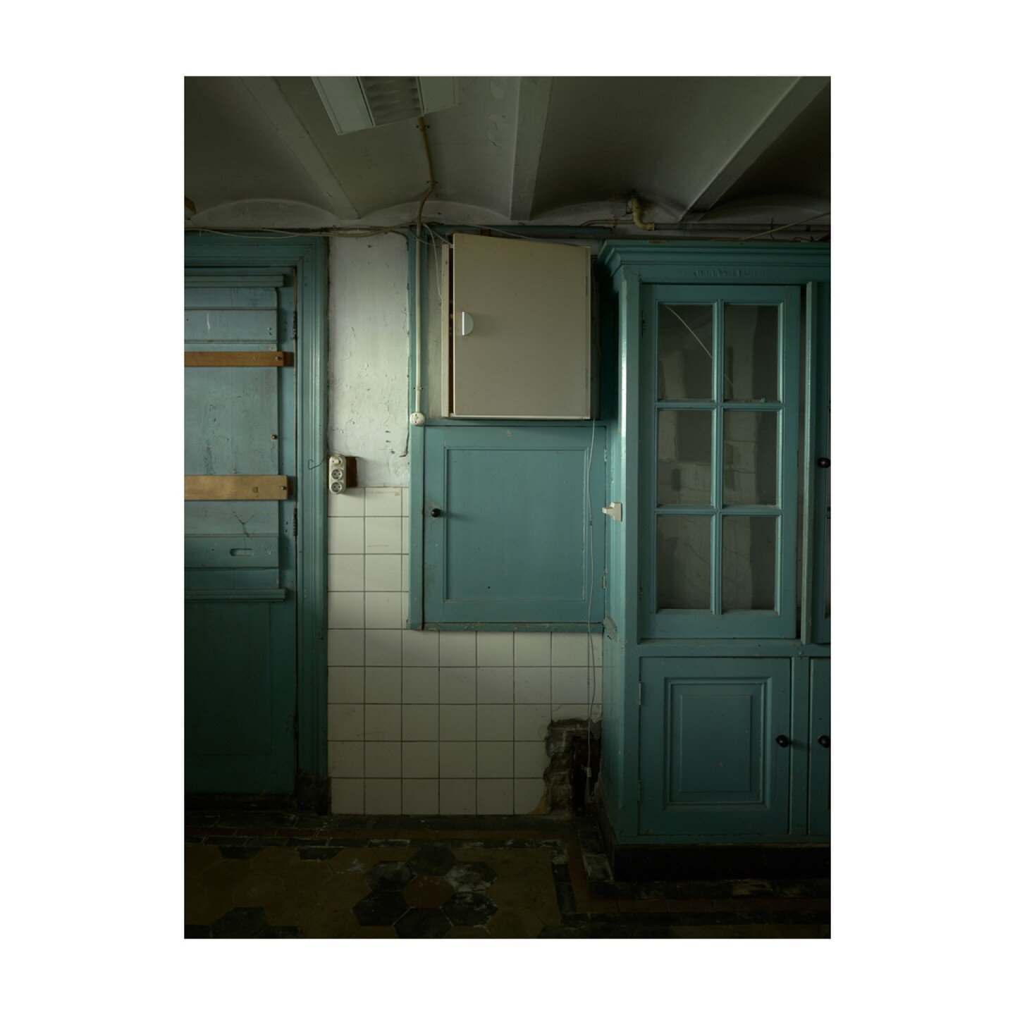 May 2023, Utrecht, shot for @sergeschoemaker.architects
.
.
.
.
#architecture #architecturephotography #photography #interior #interiors #furniture #homeinterior #basement #gloomy #daylight #window #building #door #wood #blueish #lowlight #shadows