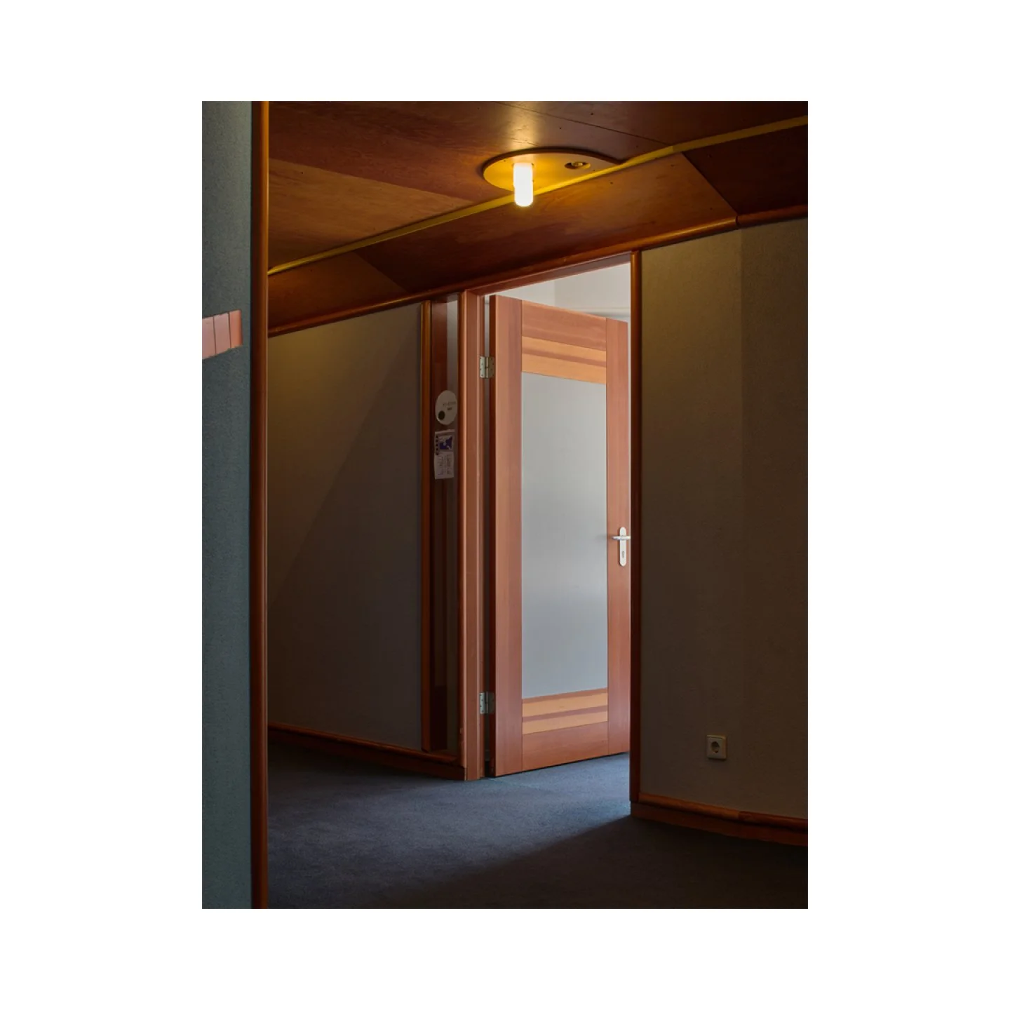 Commissioned by @happelcornelisseverhoeven to document De Algemene Rekenkamer, the Dutch Court of Audits. The last building by Aldo van Eyck, which is scheduled to be renovated.  It took some time to clear these images but I am finally allowed to pub