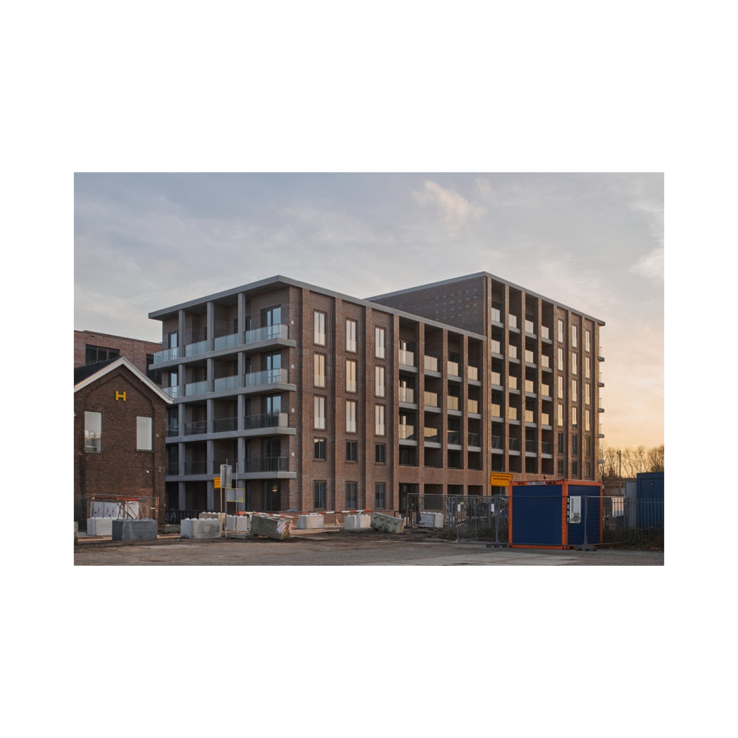 Wisselspoor, shot for @officewinhov
.
.
.
#architecture #design #brickarchitecture #housingdesign #modernarchitecture #buildingmaterials #residentialdesign #contemporarydesign #exteriordesign #minimalism #urbanarchitecture #interiordesign #sustainabl