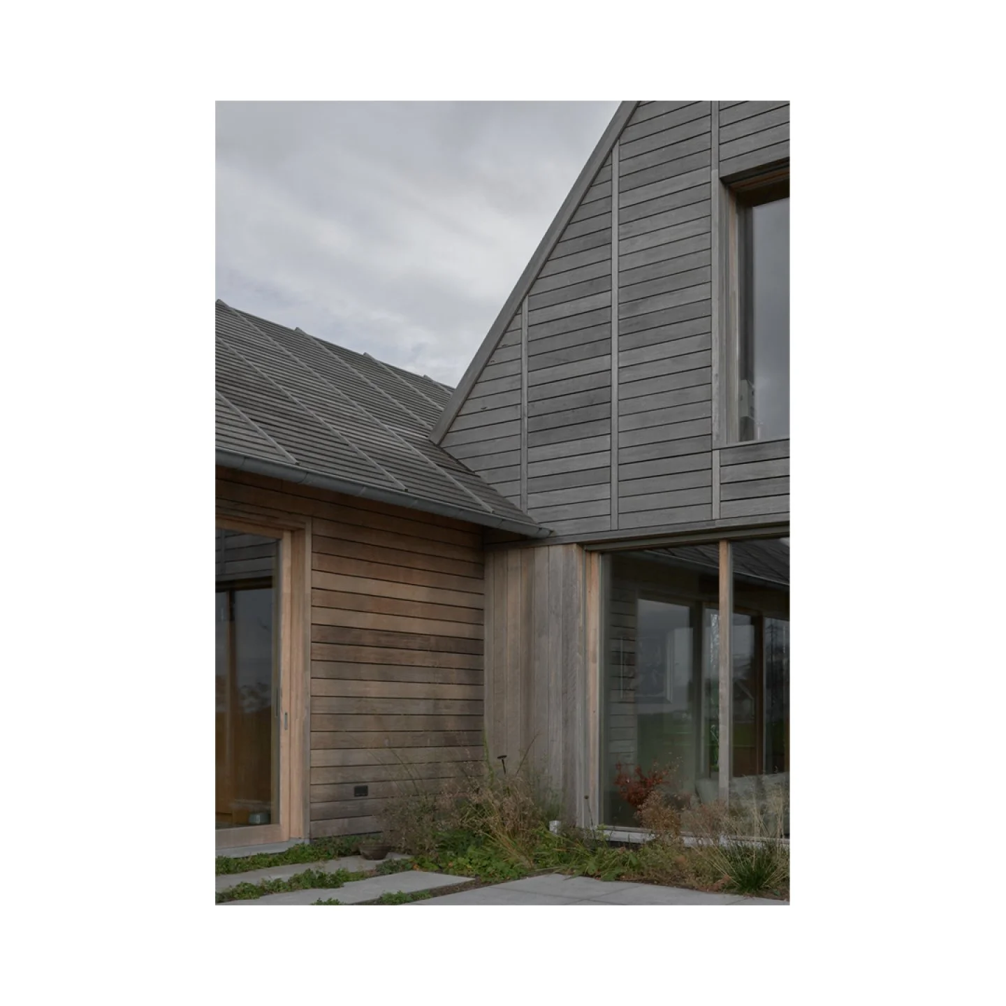 Villa Voorwerf, shot for @unknownarchitectsnl

Garden @carolientuin
Contractor @kvghuizeninhout
.
.
.
#unknownarchitectsnl #timber #timberarchitecture #sustainabledesign #prefabricatedbuilding #biobased #woodenfacade #subtilitas #arquitectura #dezeen